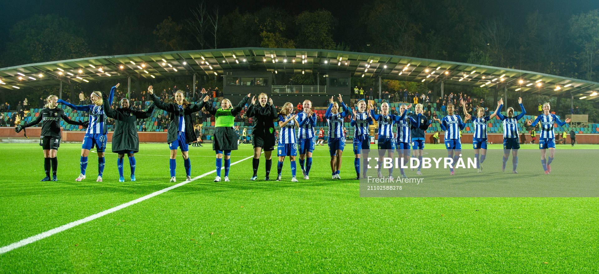 IFK Göteborgs lag tackar publiken efter fotbollsmatchen mellan Örgryte och IFK Göteborg den 25 oktober 2021 i Göteborg. 