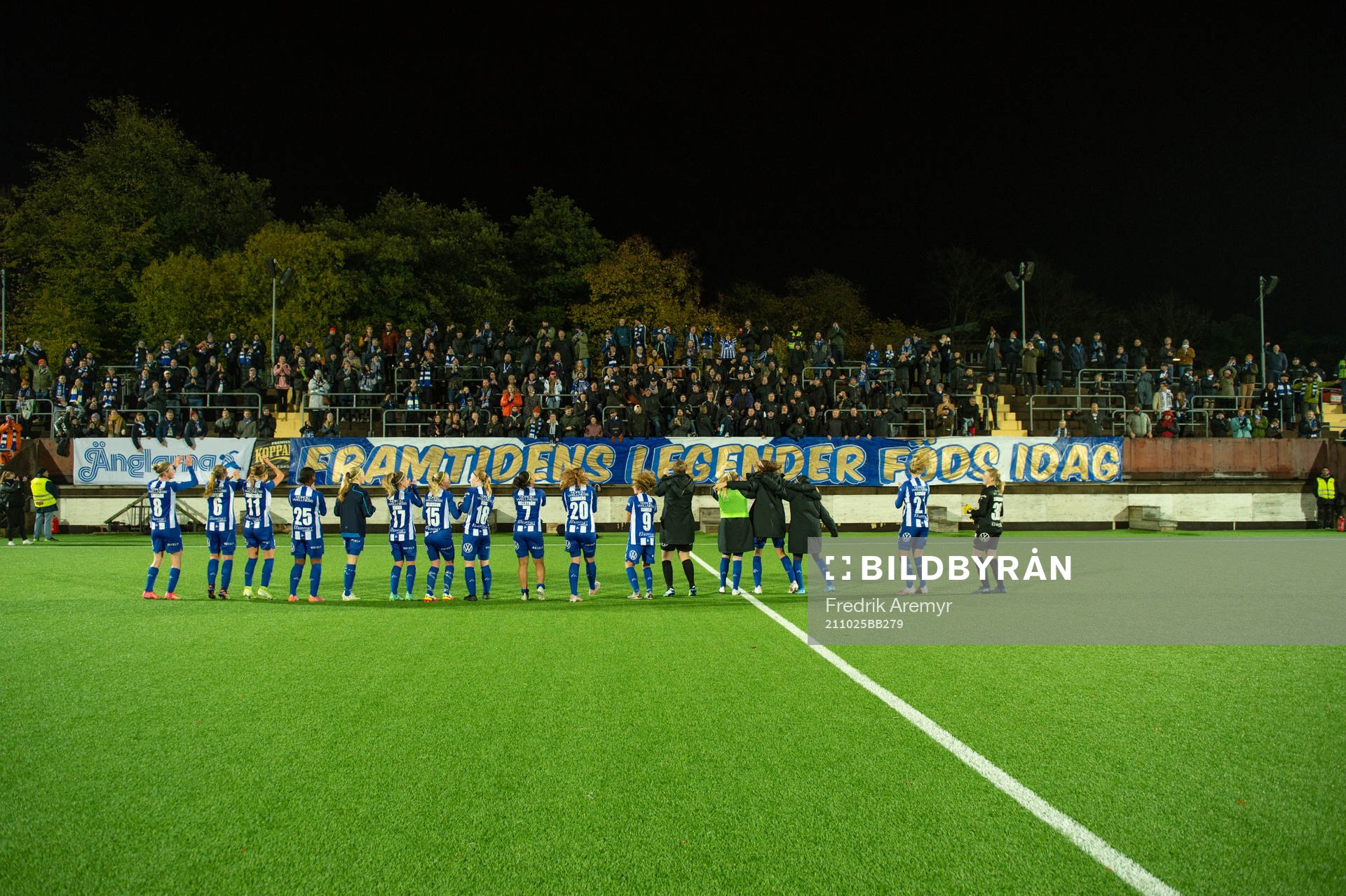 IFK Göteborgs lag tackar publiken efter fotbollsmatchen mellan Örgryte och IFK Göteborg den 25 oktober 2021 i Göteborg. 