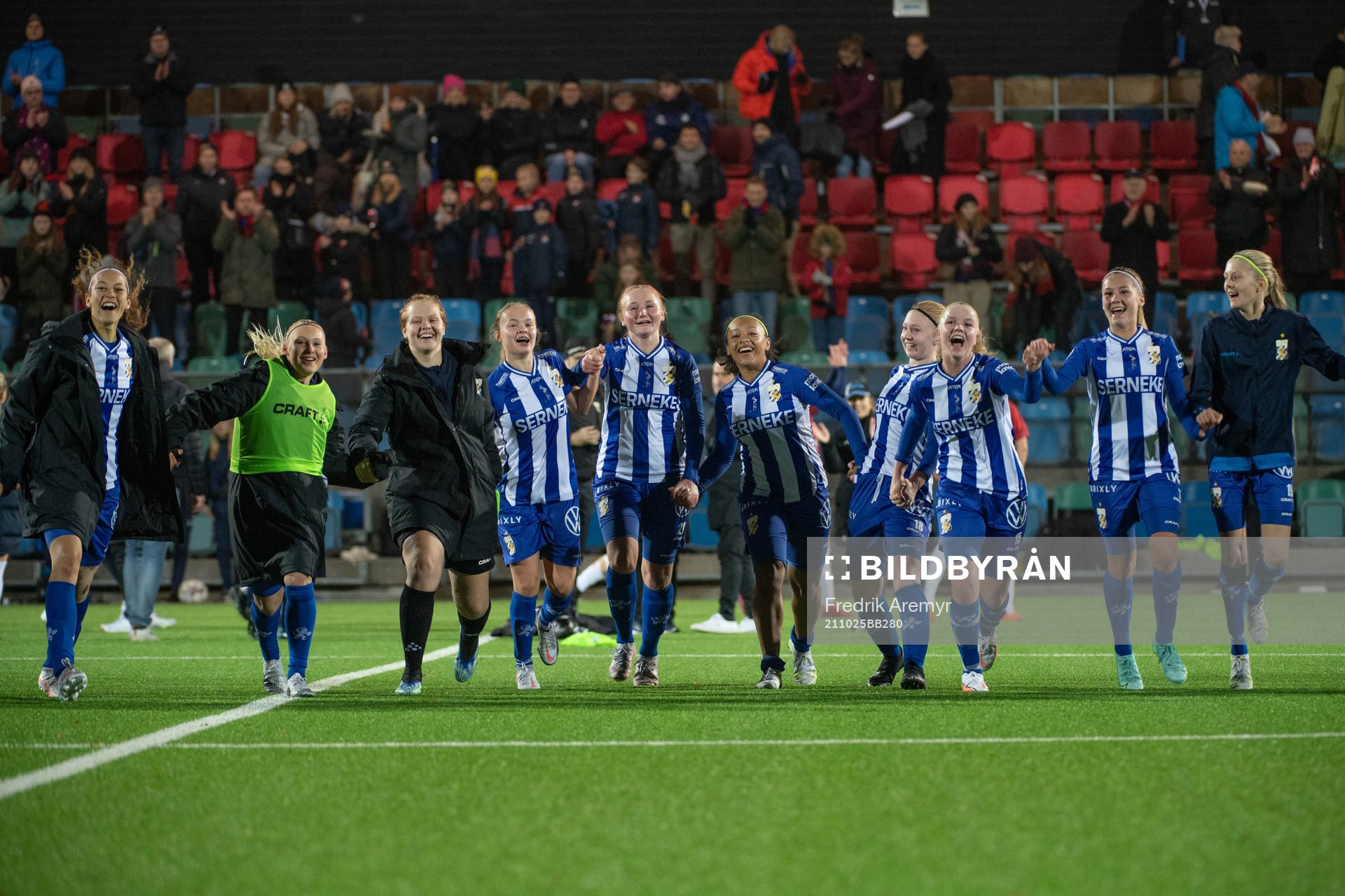 IFK Göteborgs spelare jublar mot publiken