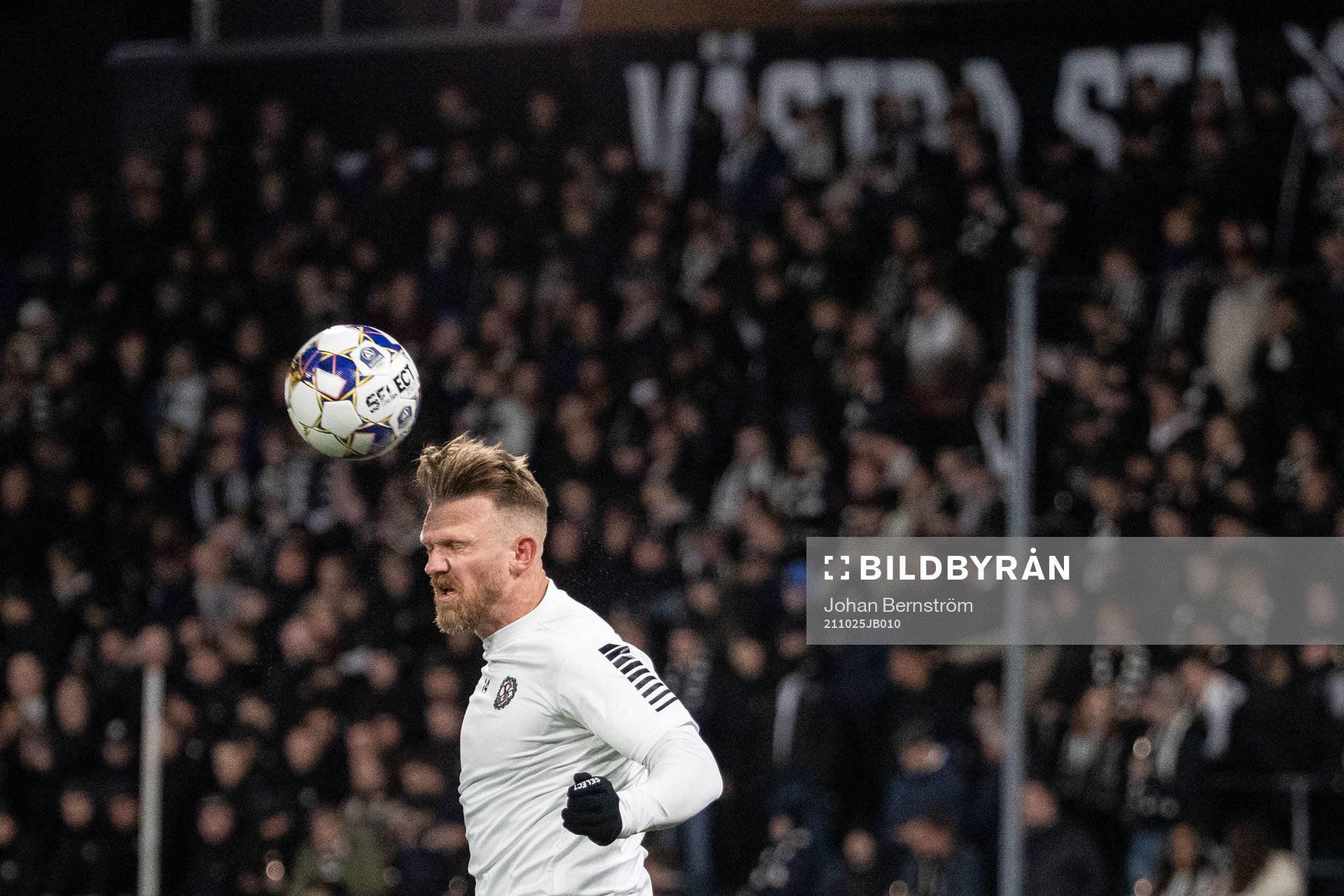 Örebros Michael Almebäck värmer upp inför fotbollsmatchen i Allsvenskan mellan Örebro och Degerfors den 25 oktober 2021 i Örebro. 