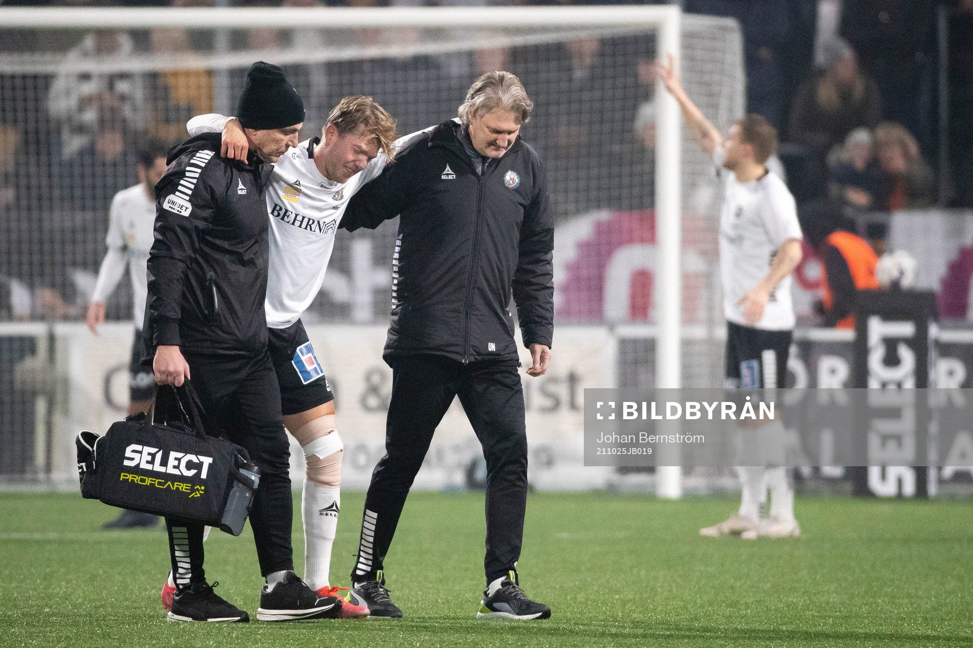 Örebros Martin Broberg lämnar planen skadad