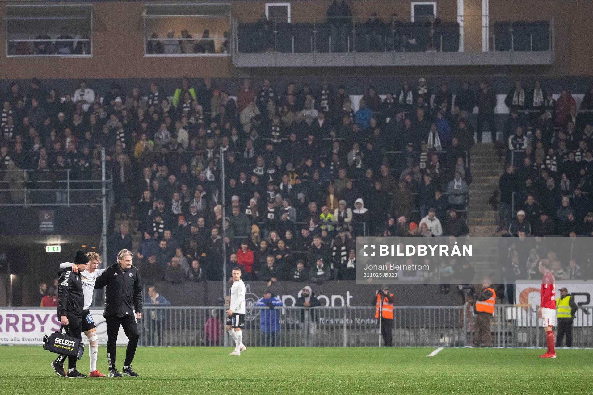 Örebros Martin Broberg får hjälp av planen