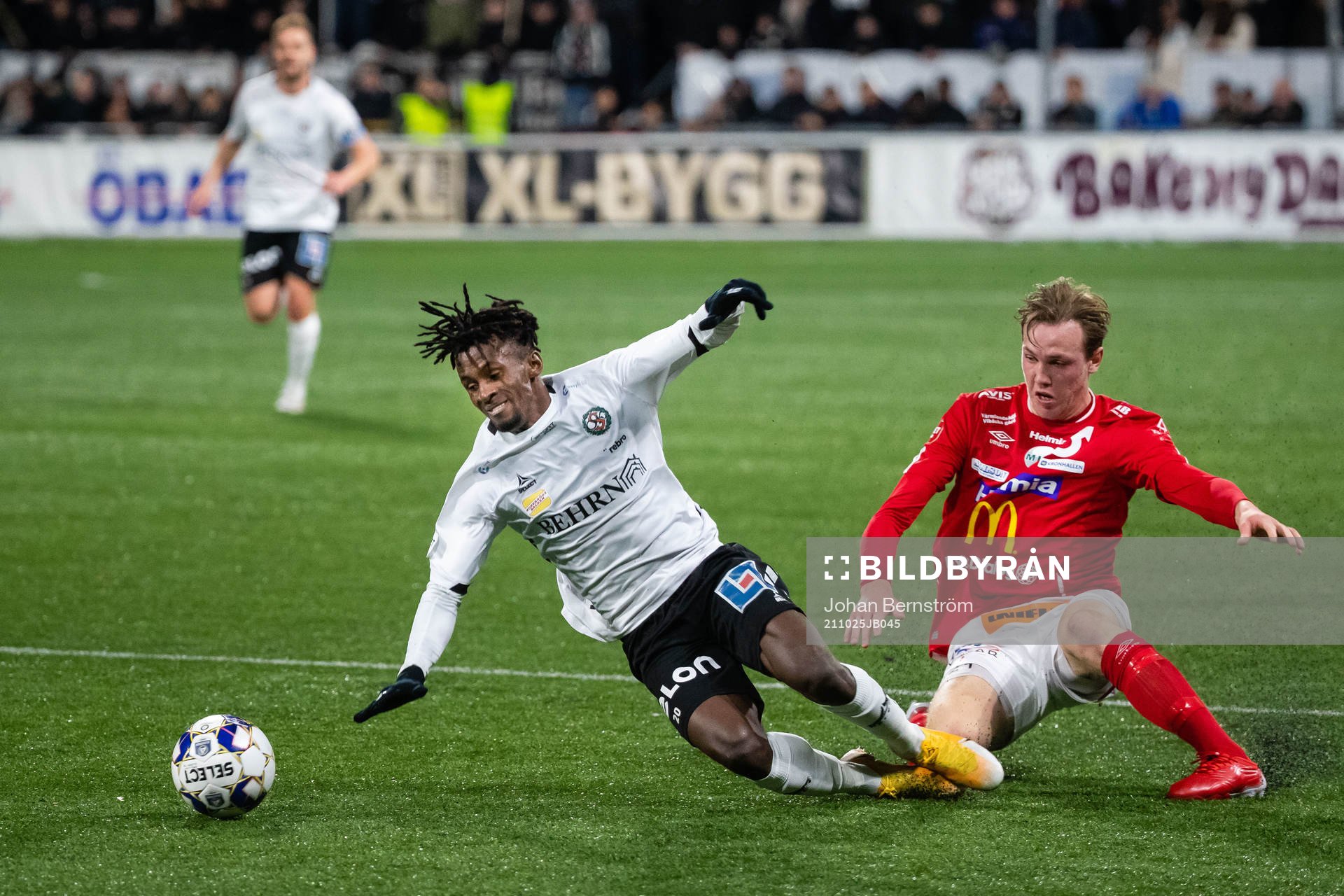 Örebros Rickard Emeka Friday och Degerfors Adam Carlén