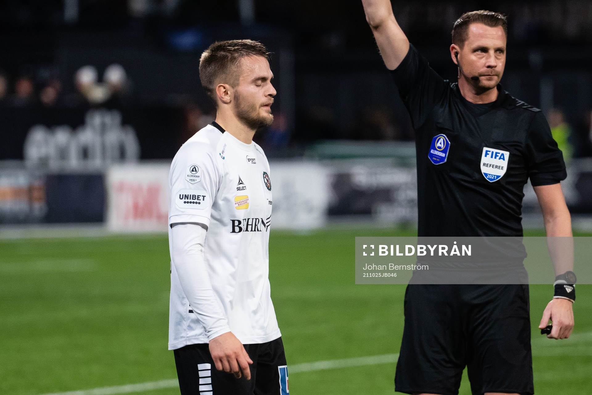 Örebros Benjamin Hjertstrand deppar när han tilldelas