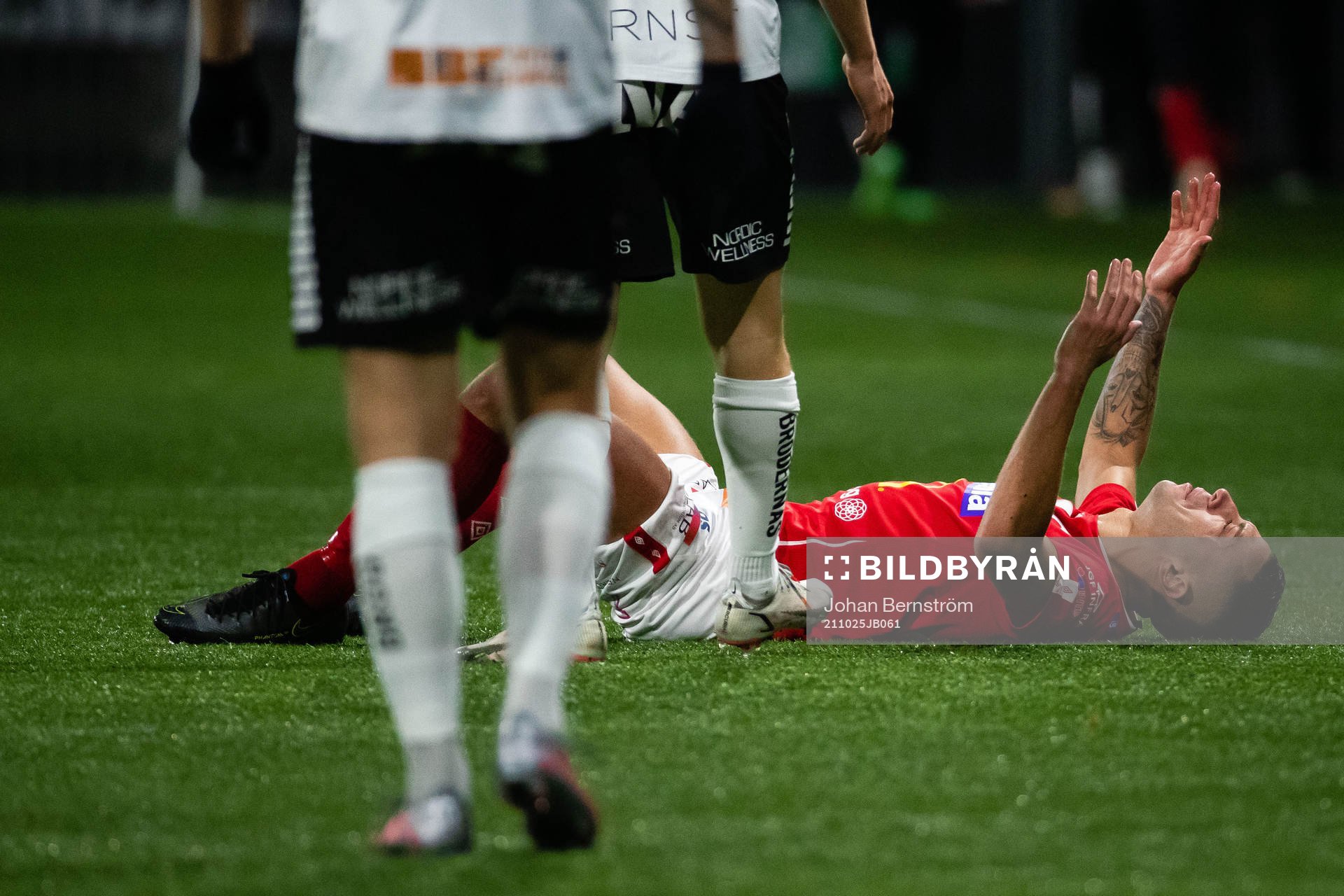 Degerfors Nikola Djurdjic har ont under fotbollsmatchen i Allsvenskan mellan Örebro och Degerfors den 25 oktober 2021 i Örebro. 