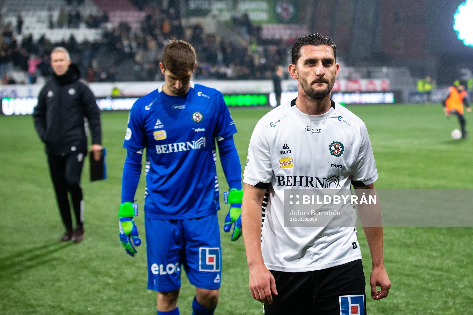 Örebros målvakt Bobby Allain och Agon Mehmeti deppar
