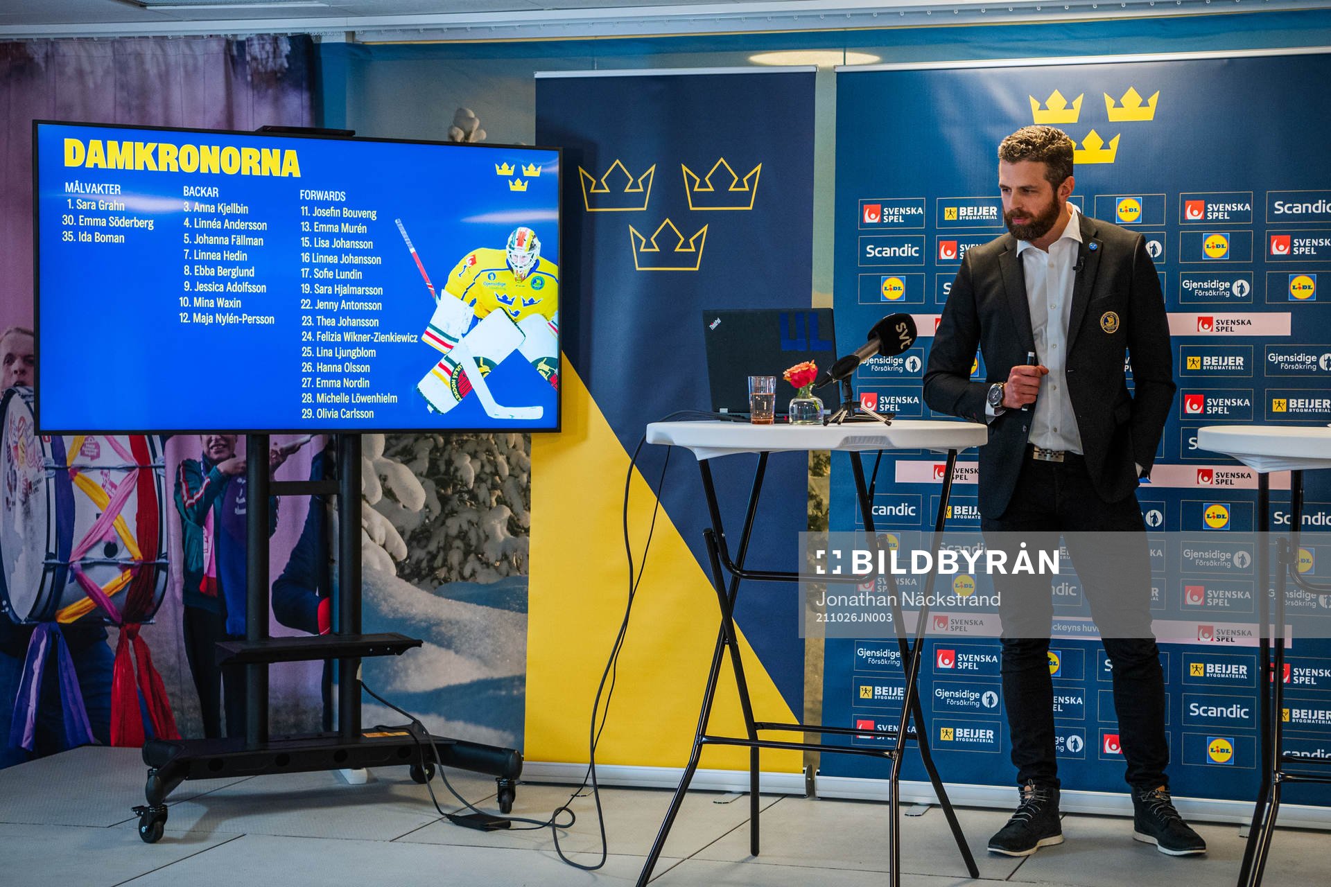 Damkronornas förbundskapten Ulf Lundberg presenterar