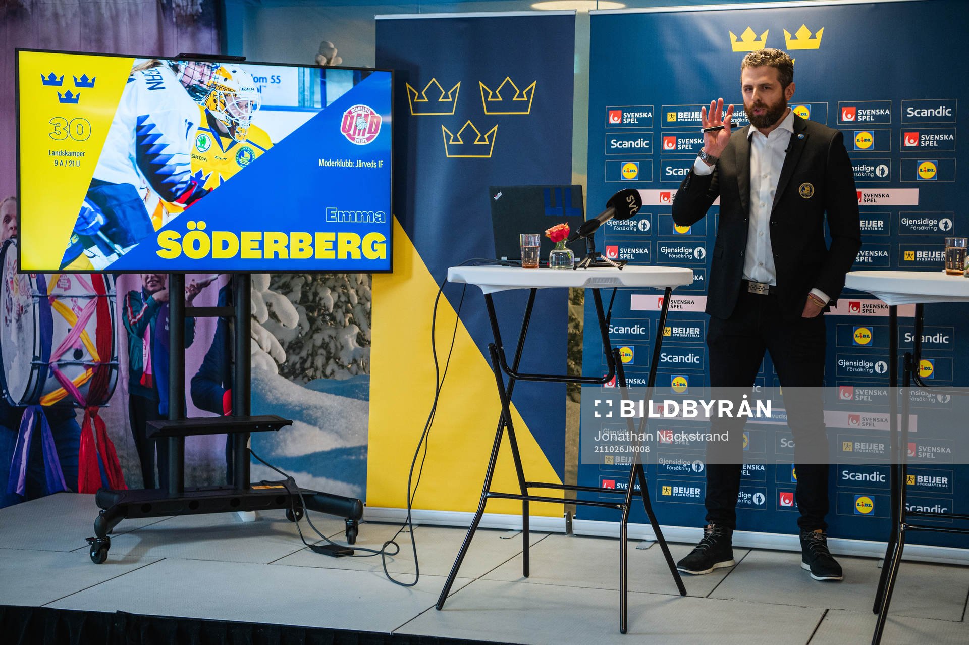 Damkronornas förbundskapten Ulf Lundberg presenterar
