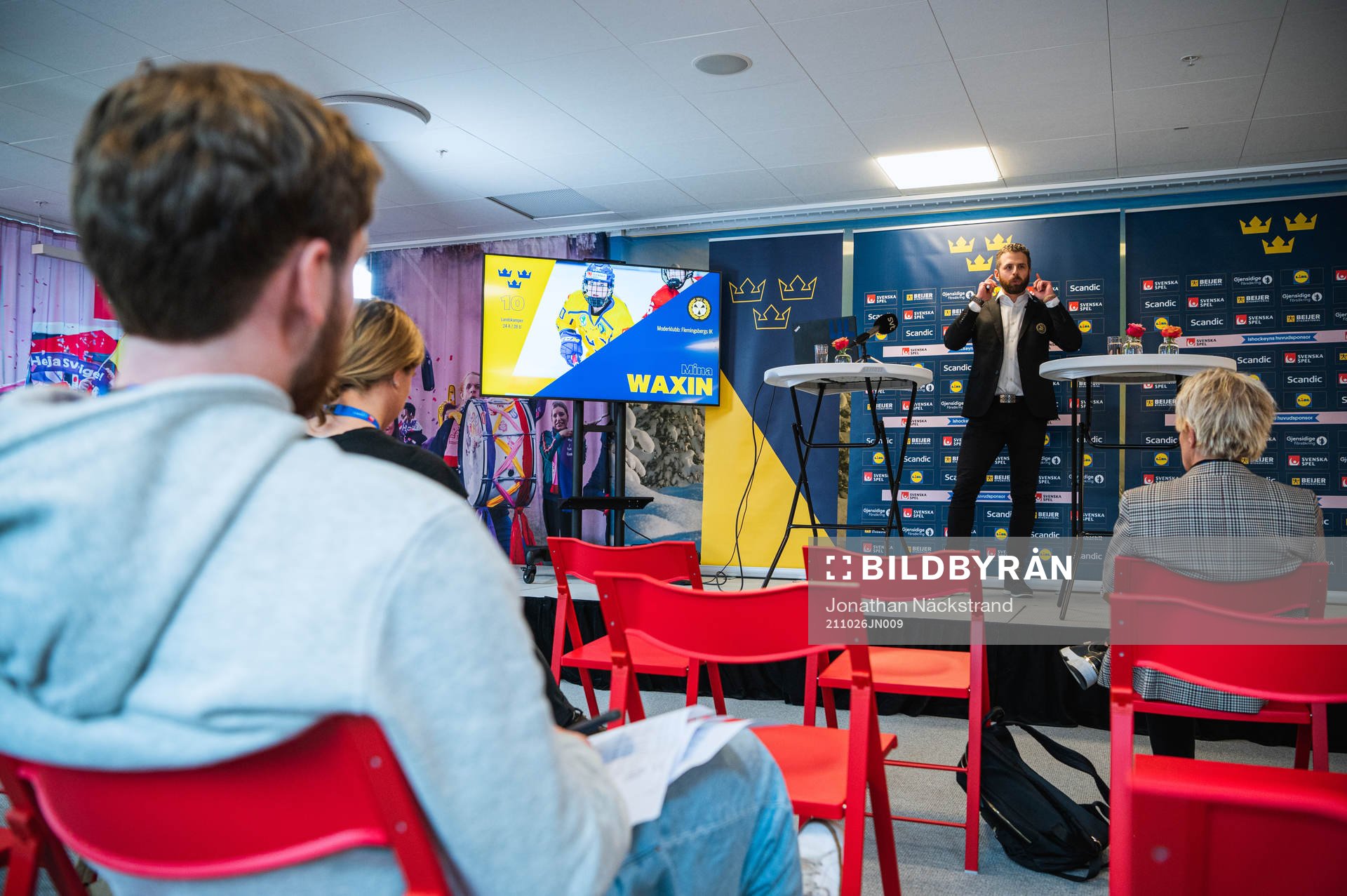 Damkronornas förbundskapten Ulf Lundberg presenterar