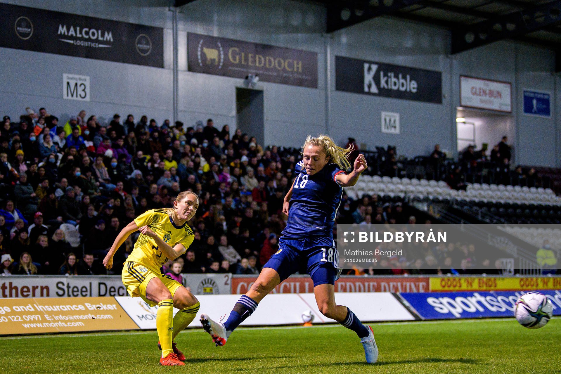 Elin Rubensson of Sweden and Claire Emslie of Scotland