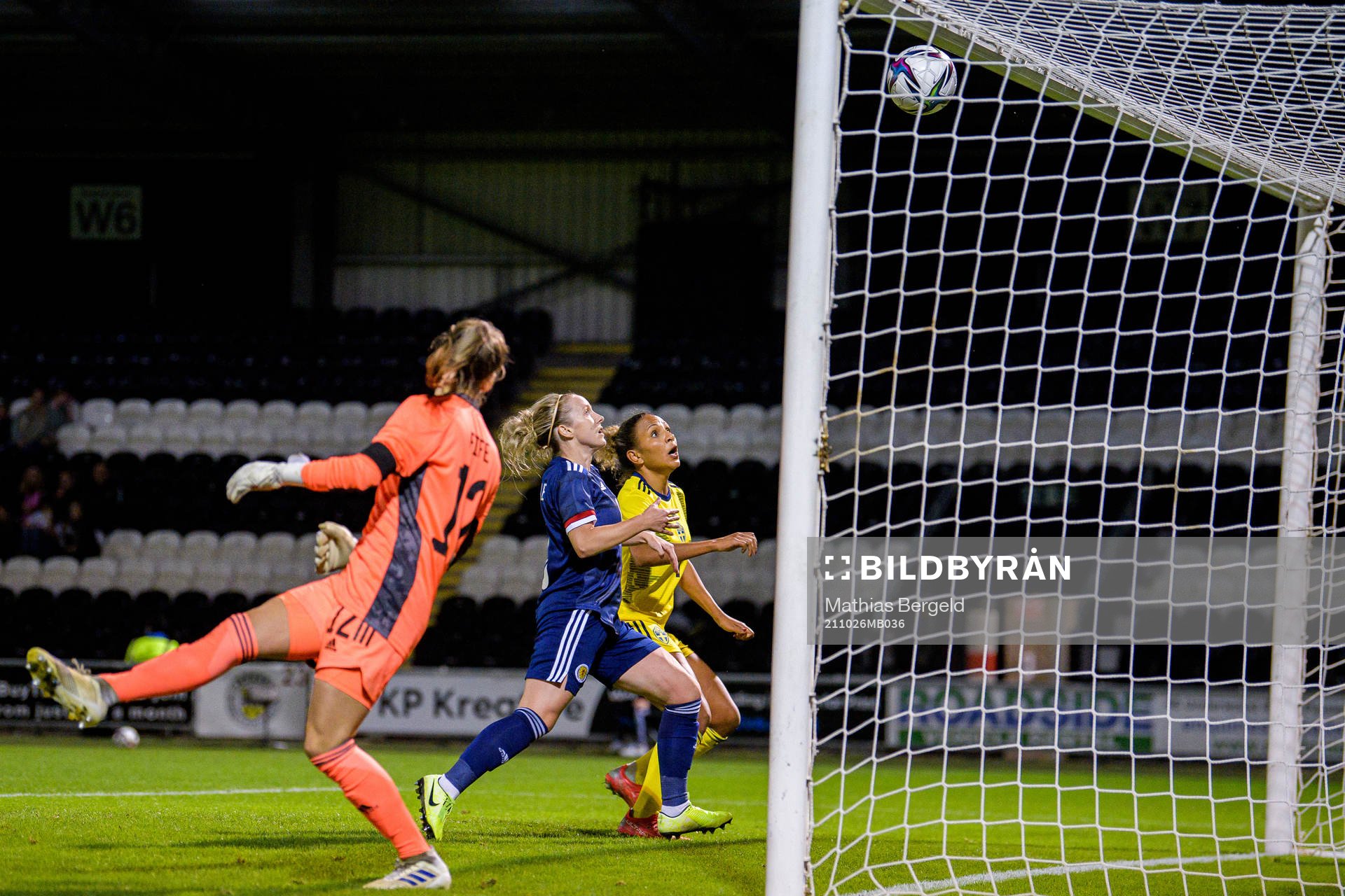 Madelen Janogy of Sweden and Rachel Boyle of Scotland