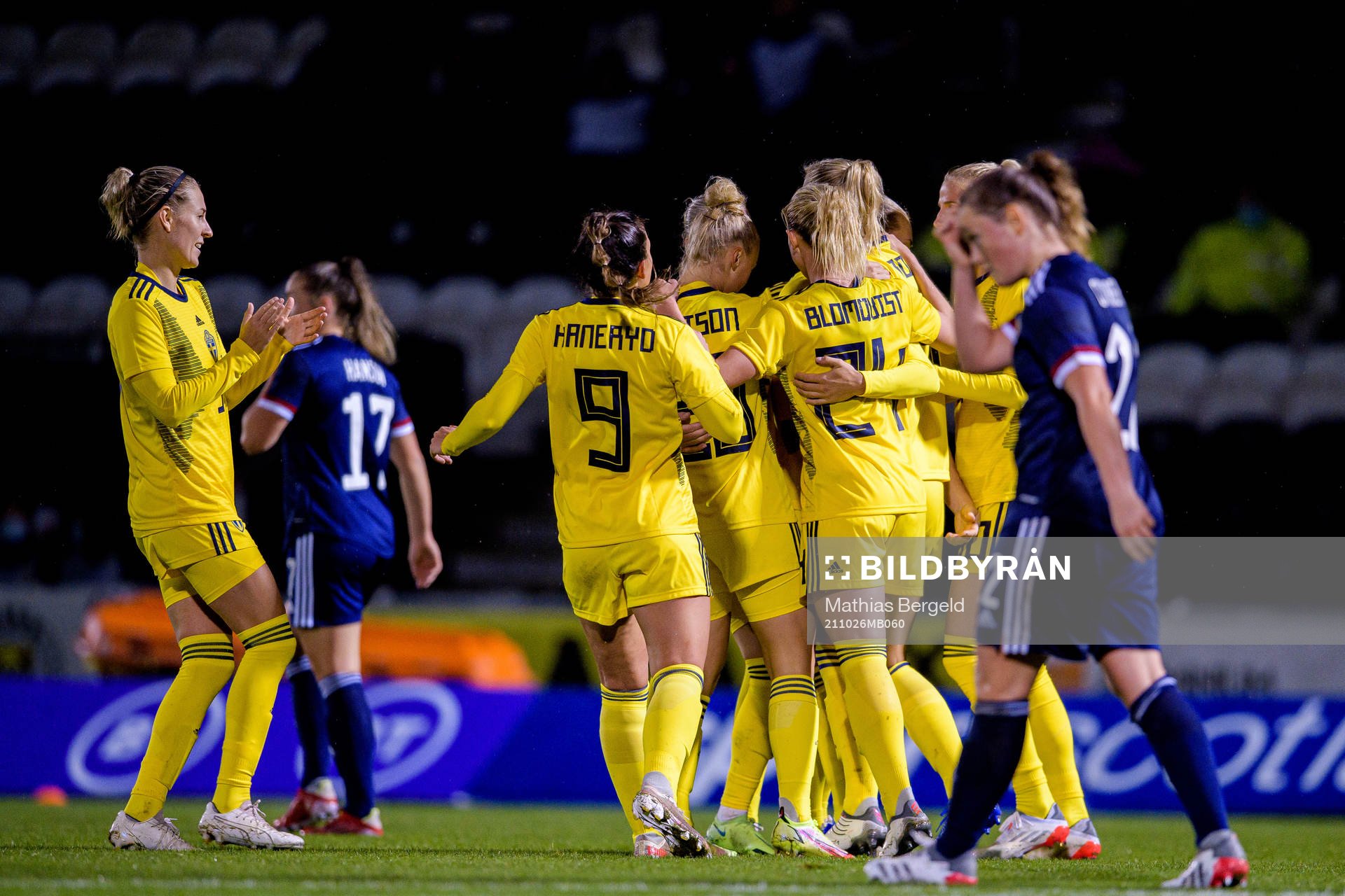 Players of Sweden celebrate the 0-1 goal by Fridolina Rolfö
