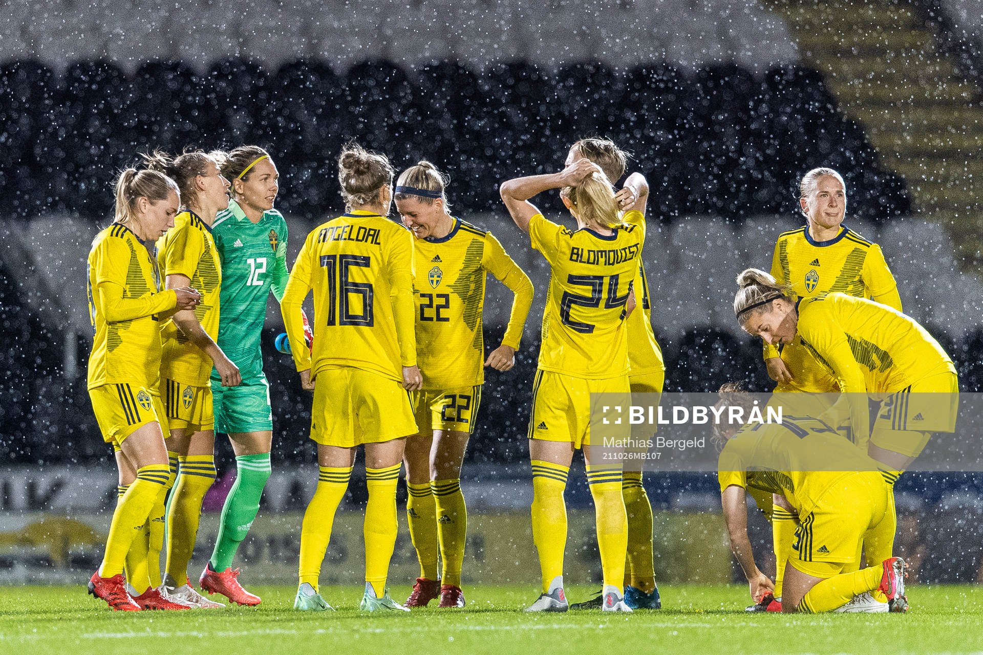 Players of Sweden gather for the second half