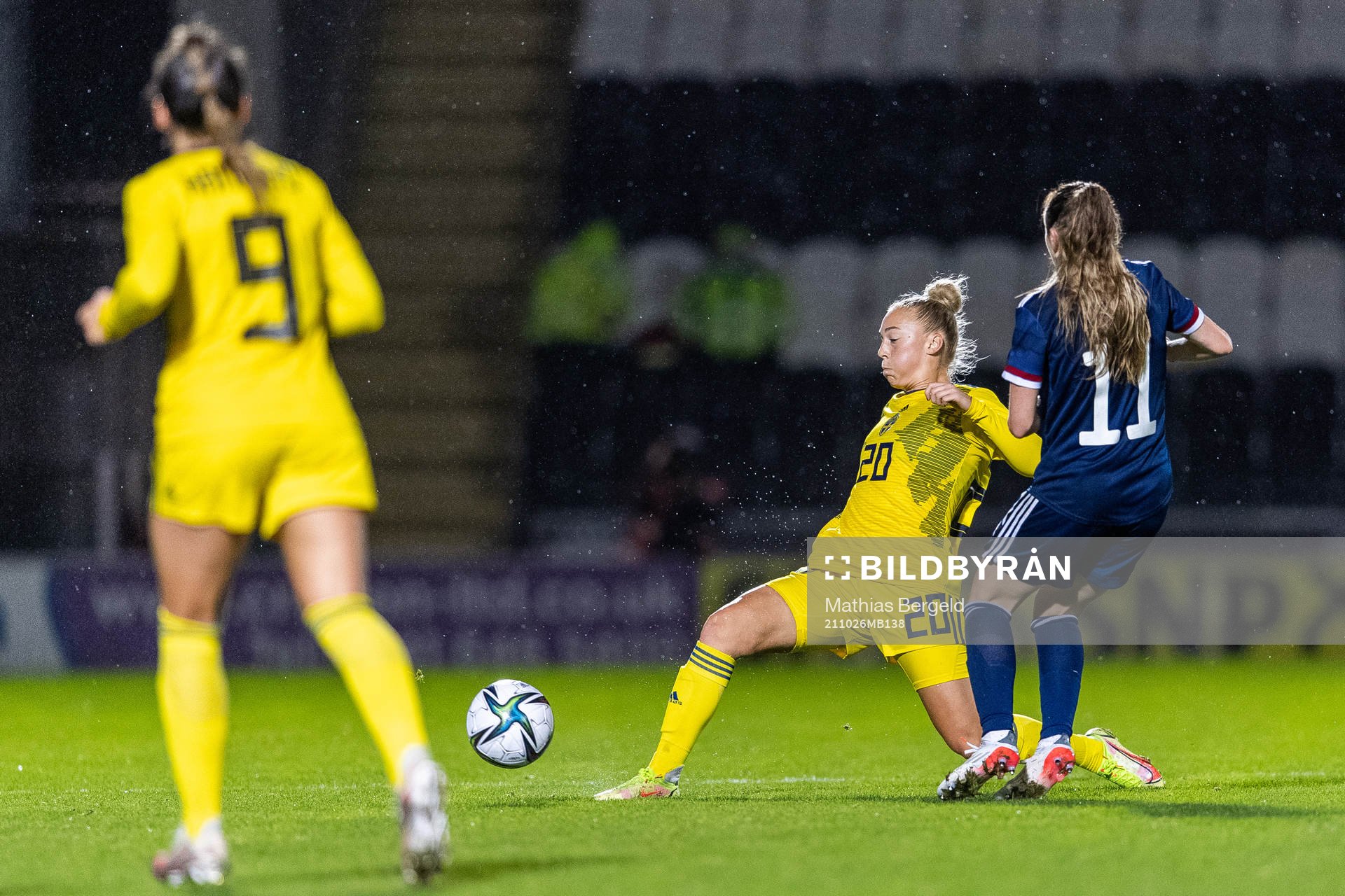 Hanna Bennison of Sweden and Lisa Evans of Scotland