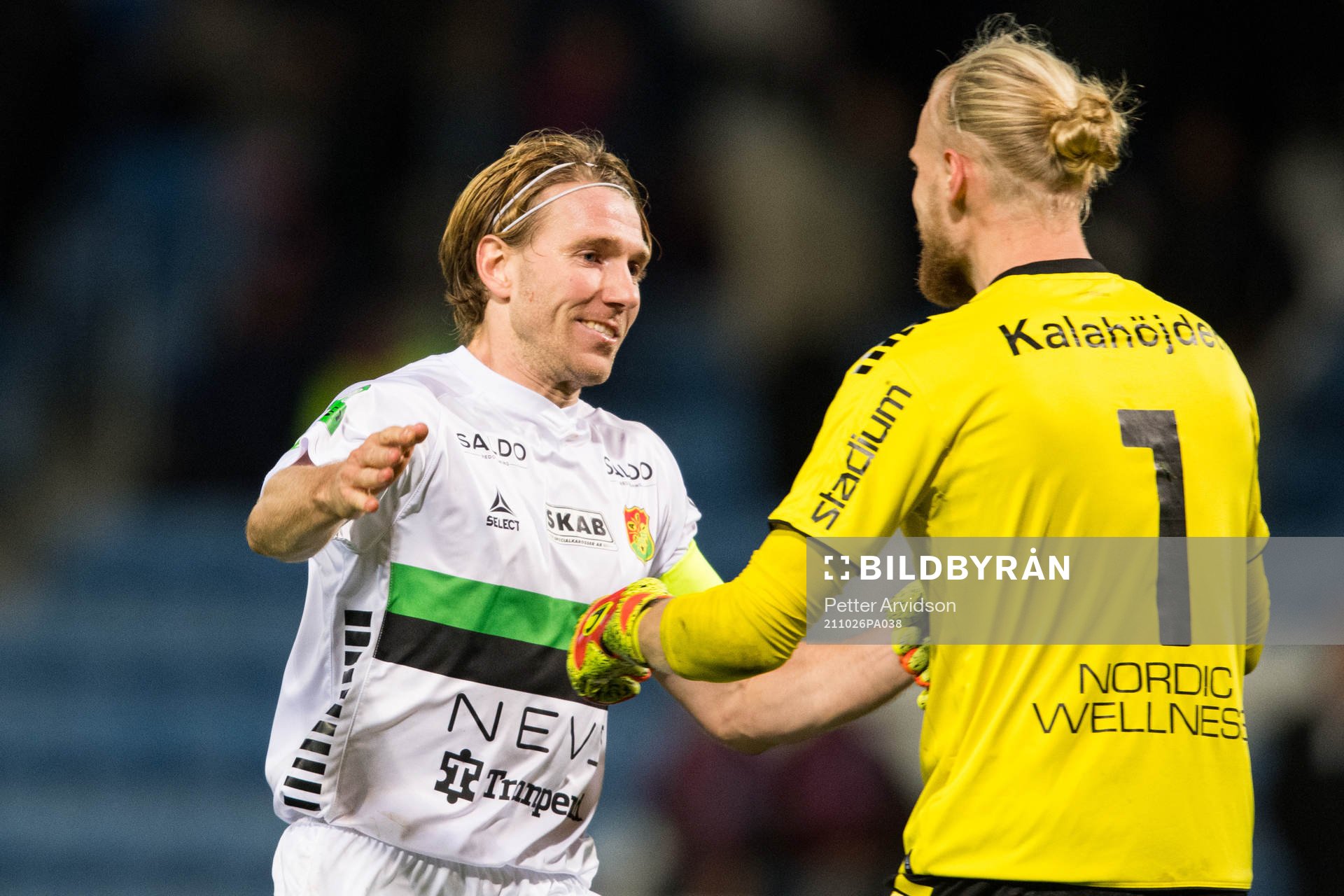 GAIS August Wängberg jublar med målvakt Mathias Karlsson