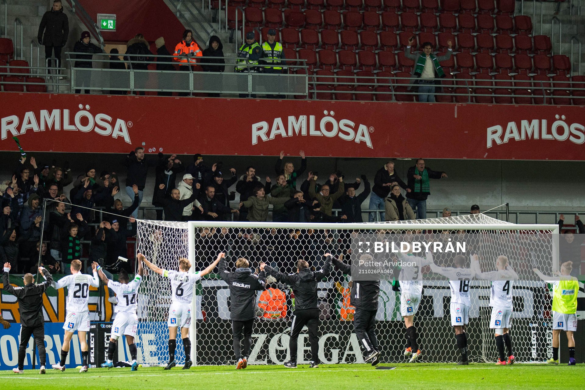 GAIS spelare jublar mot sina supportrar