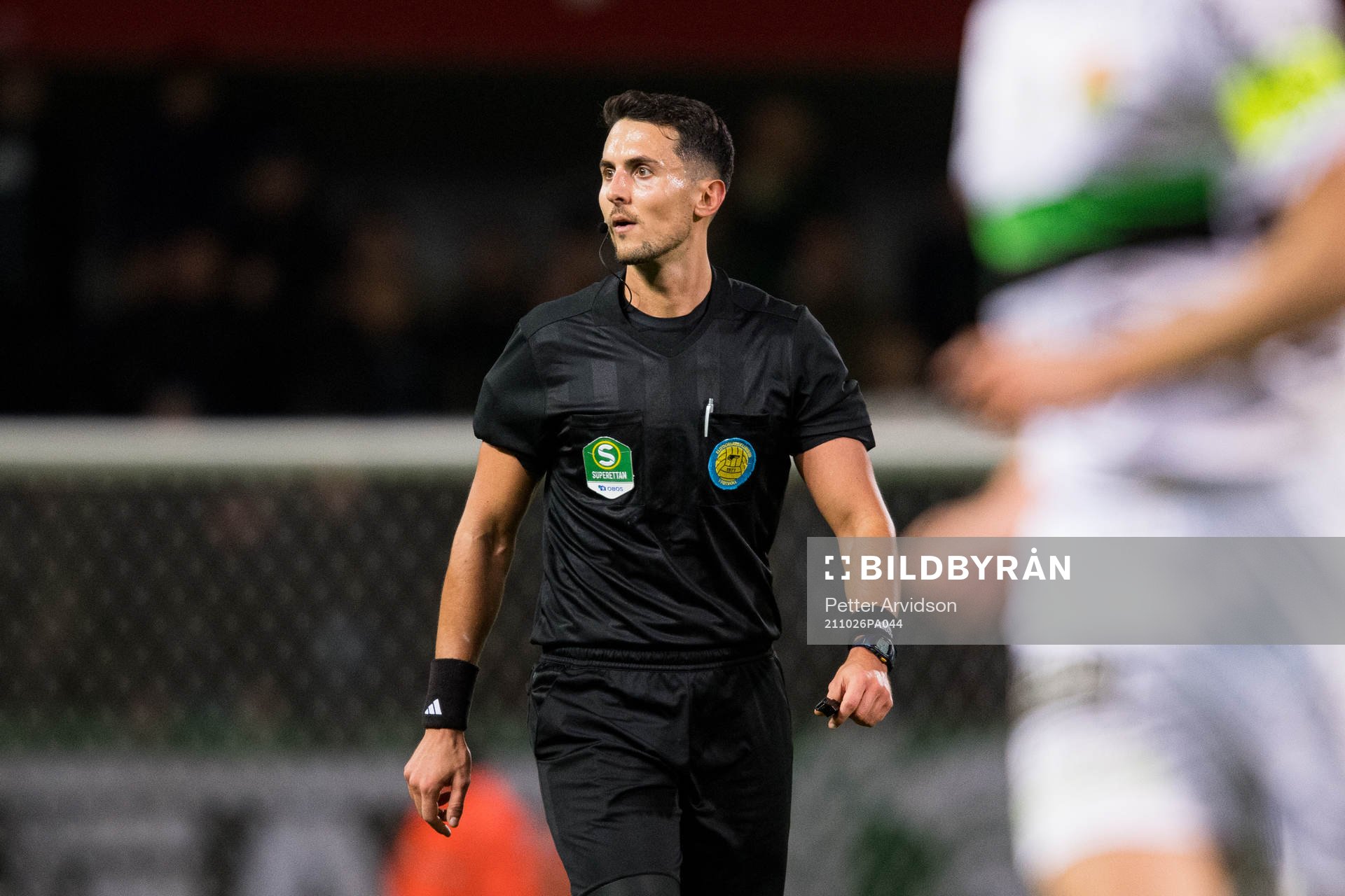 Domare Adi Aganovic under fotbollsmatchen i Superettan mellan Helsingborg och GAIS den 26 oktober 2021 i Helsingborg. 