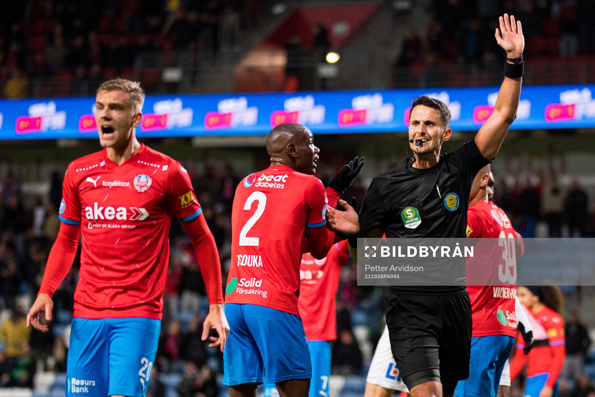 Domare Adi Aganovic i samband med att Helsingborgs 1-1 mål