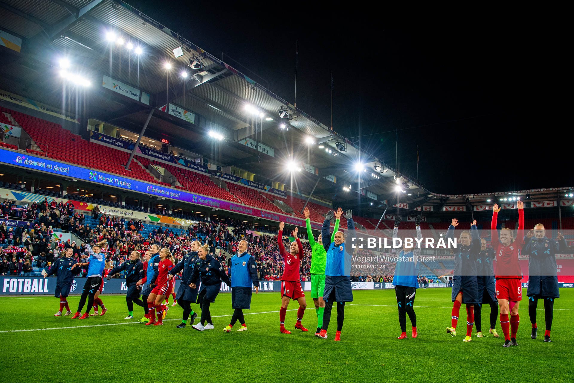 Guro Reiten, Maria Olsvik, Heidi Ellingsen, Caroline Graham Hansen, Julie Blakstad, Emilie Bragstad and players of Norway celebrate after the FIFA Women's World Cup Qualifier football match between Norway and Belgium on October 26, 2021 in Oslo.