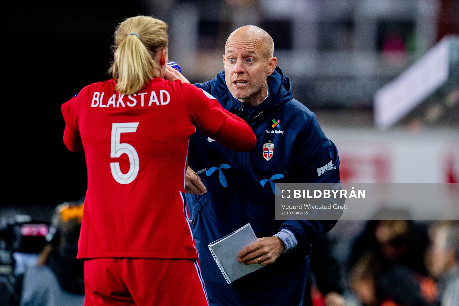 Anders Jacobson, assistant coach of Norway, talks to Julie