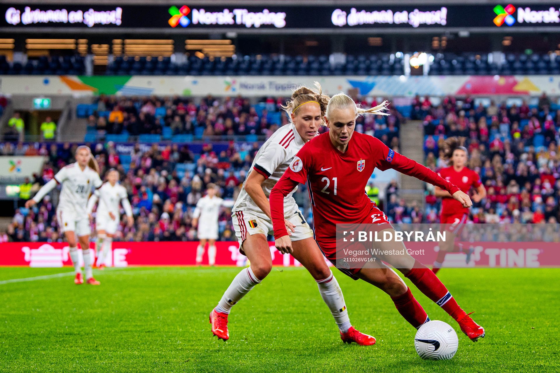 Janice Cayman of Belgium and Karina Sævik of Norway