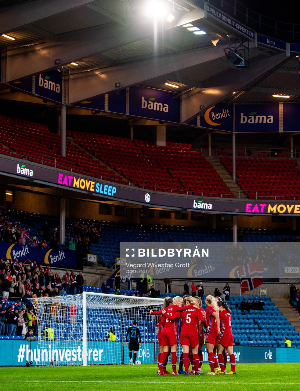 Karina Sævik, Julie Blakstad and players of Norway celebrate after 4-0 during the FIFA Women's World Cup Qualifier football match between Norway and Belgium on October 26, 2021 in Oslo.
