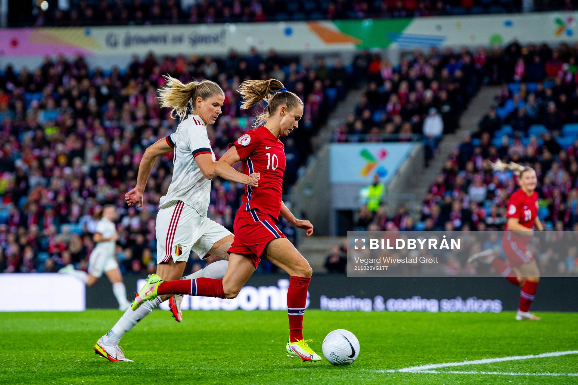 Justine Vanhaevermaet of Belgium and Caroline Graham Hansen