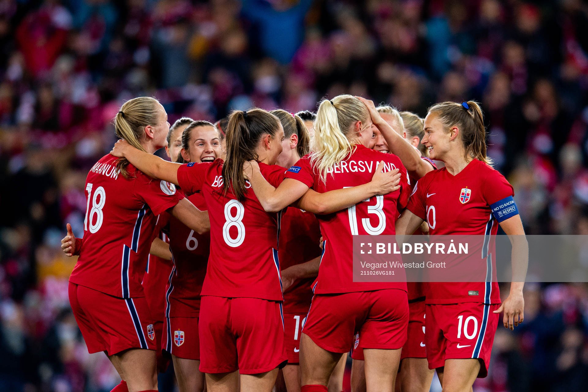 Guro Bergsvand of Norway celebrates with teammates Frida