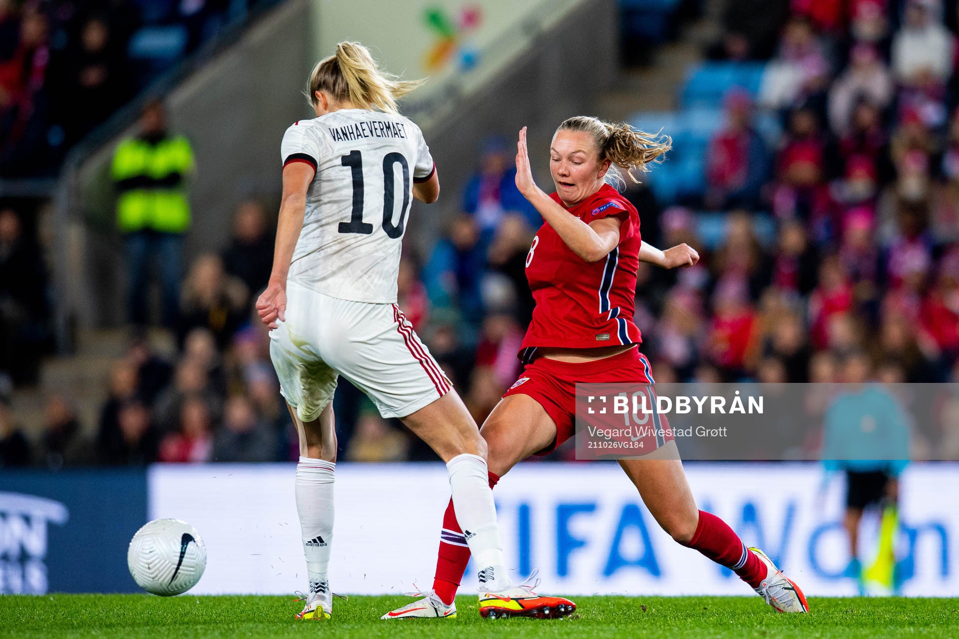 Justine Vanhaevermaet of Belgium and Frida Maanum of Norway