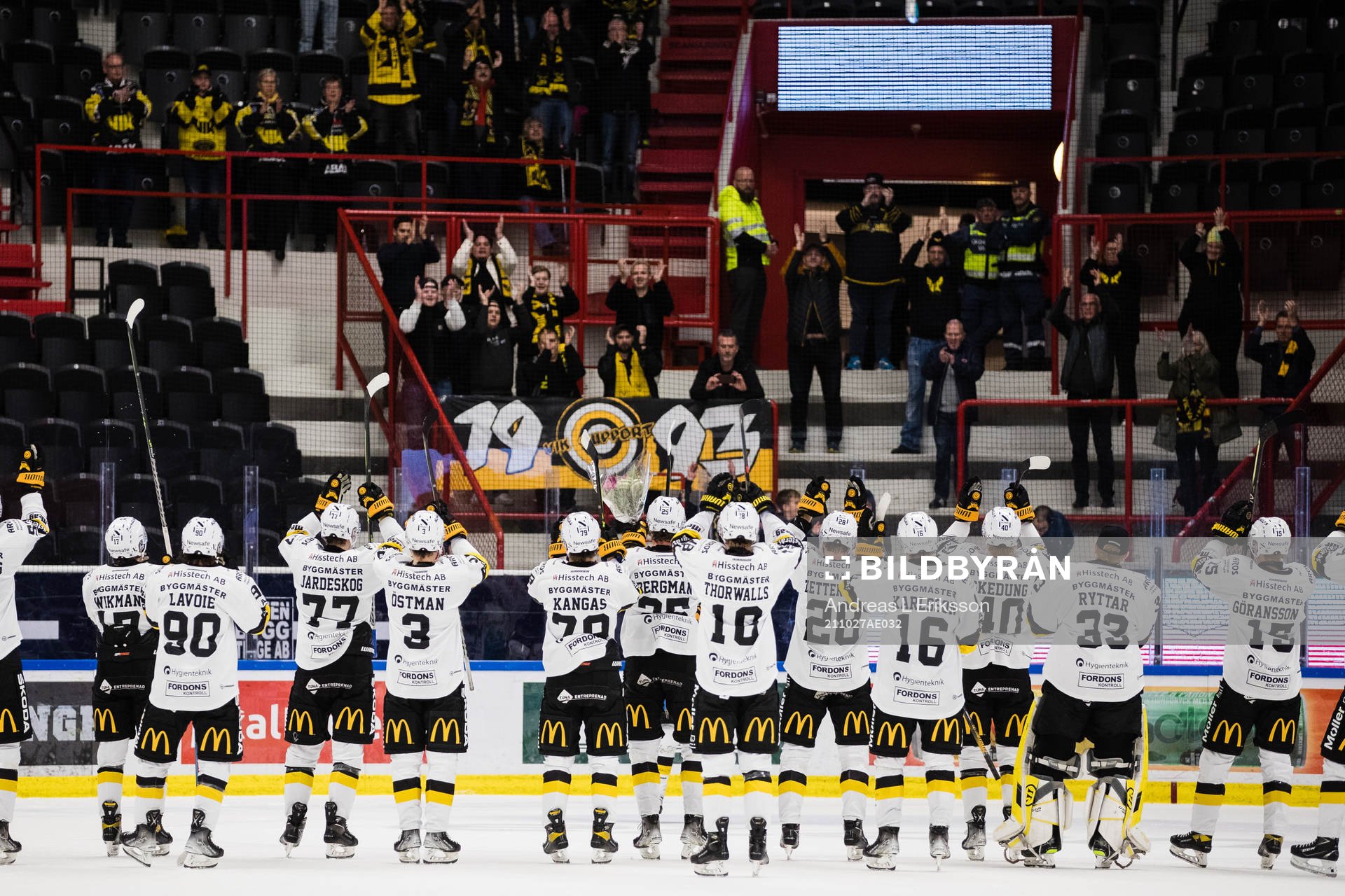 Västerås spelare tackar publiken