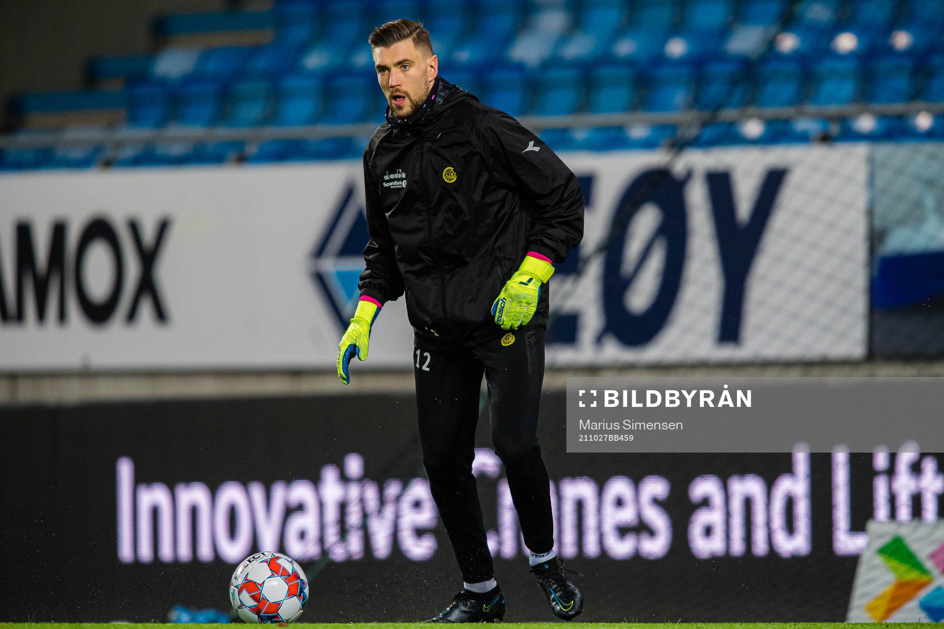 Nikita Haikin of Bodø/Glimt warms up