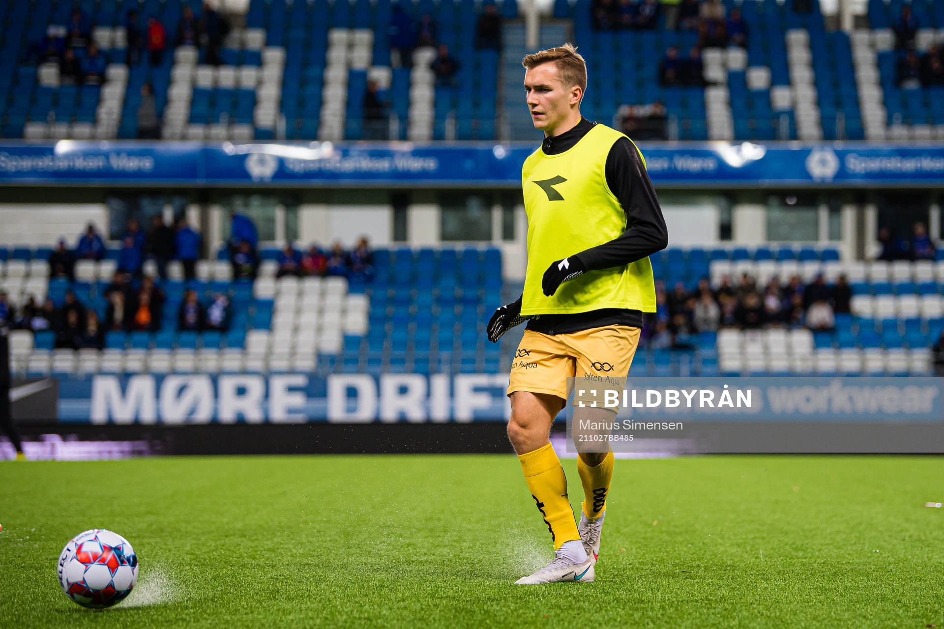 Morten Ågnes Konradsen of Bodø/Glimt warms up