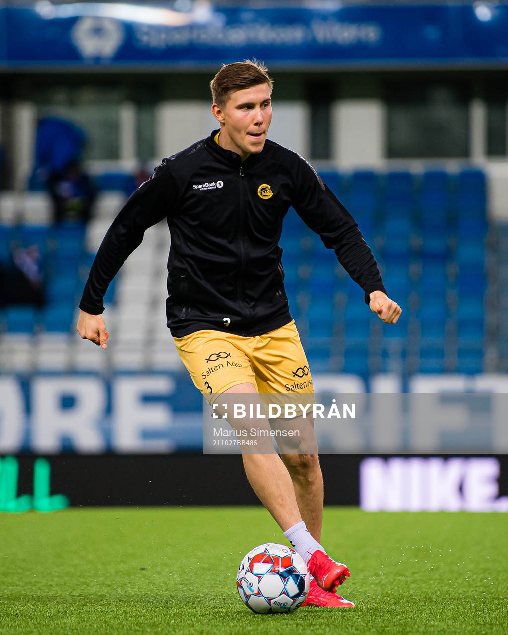 Alfons Sampsted of Bodø/Glimt warms up