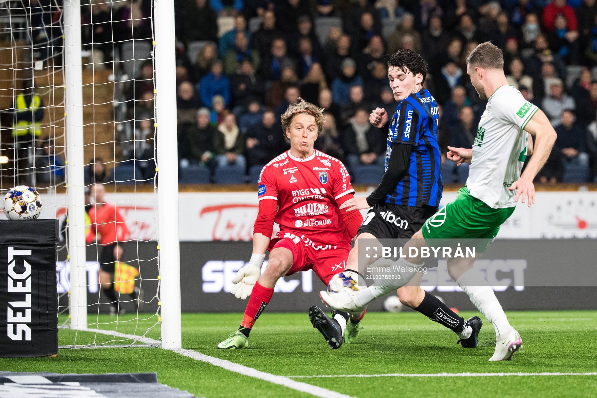 Hammarbys Richard Magyar gör 0-1 bakom Sirius målvakt