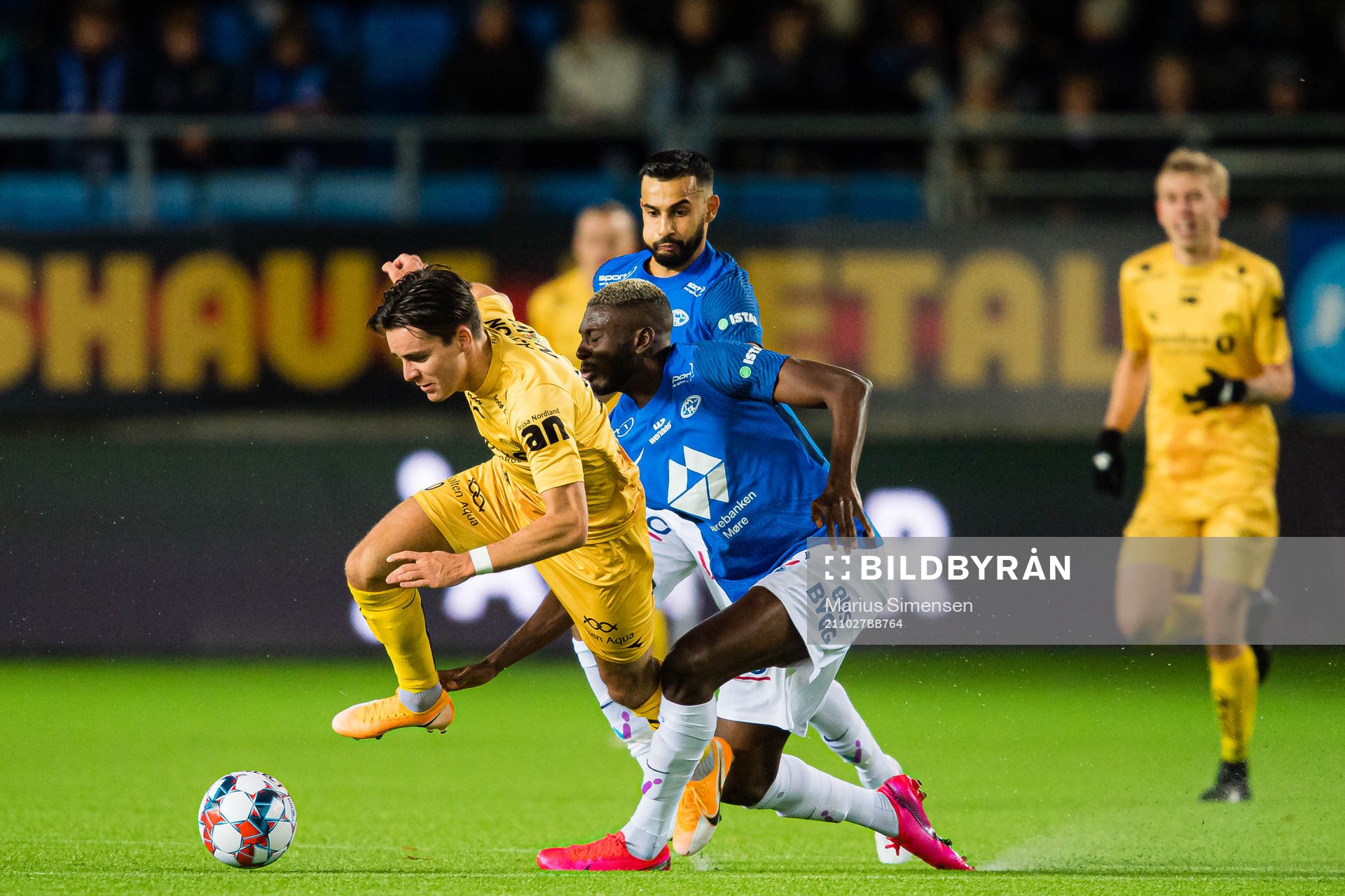 Hugo Vegard Vetlesen of Bodø/Glimt and Sheriff Sinyan of