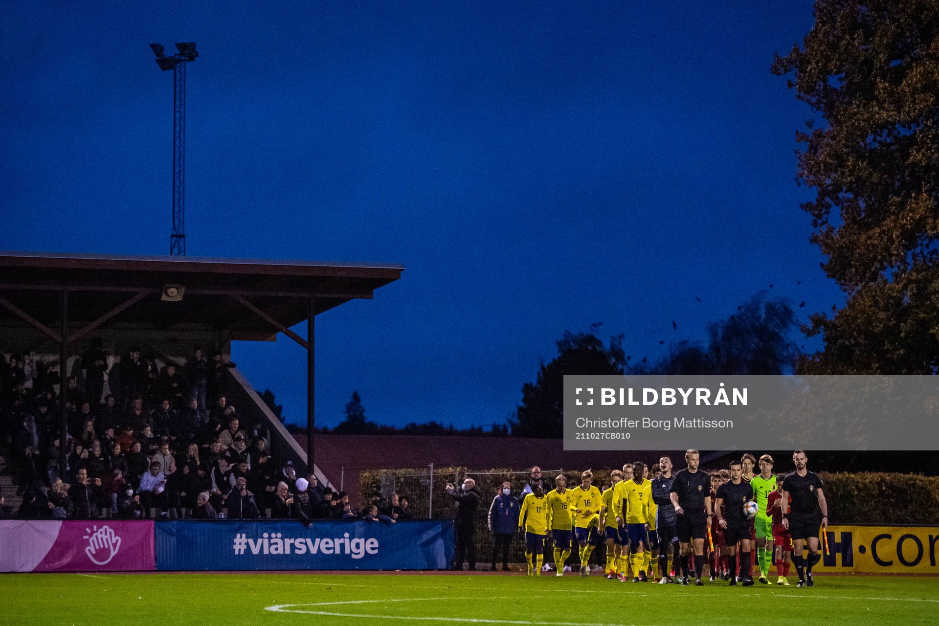 Sveriges och Belgiens spelare gör entré till en