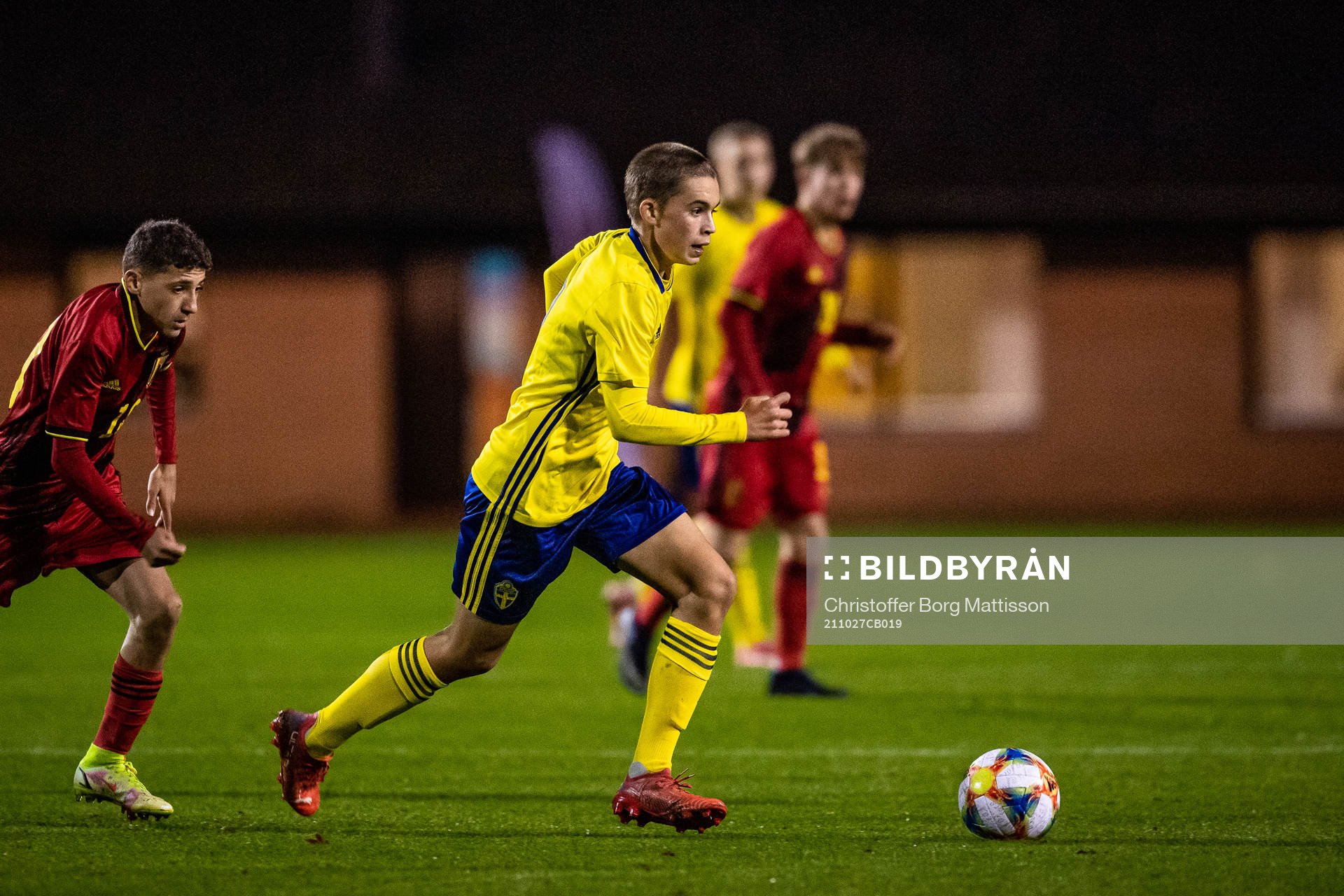 Sveriges William Åkesson under en fotbollsmatch mellan Sverige och Belgien i en 3-nationsturnering den 27 oktober 2021 i Hörby.