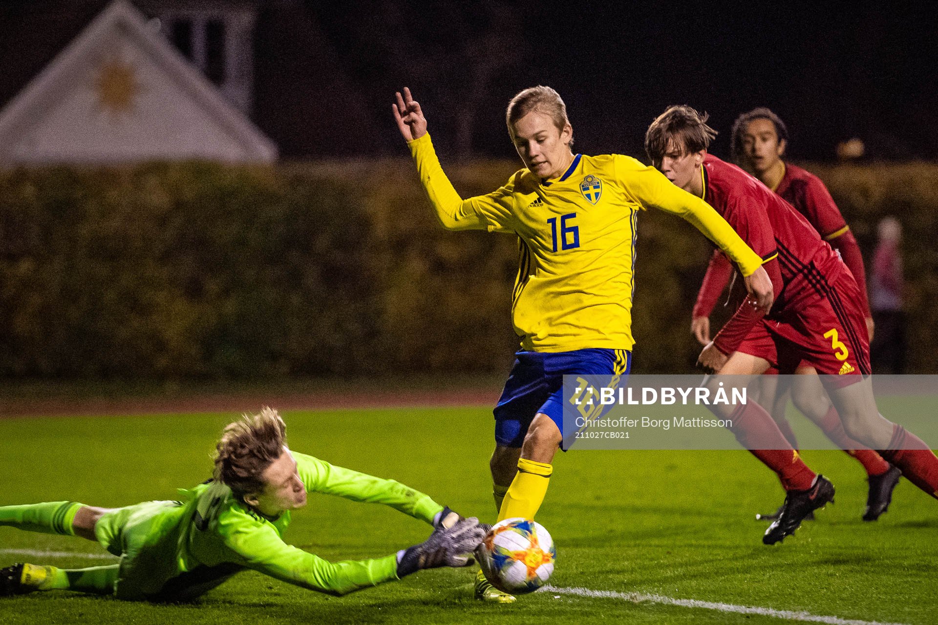 Sveriges Pontus Dahbo mot Belgiens målvakt Jannes Van Hof under en fotbollsmatch mellan Sverige och Belgien i en 3-nationsturnering den 27 oktober 2021 i Hörby.