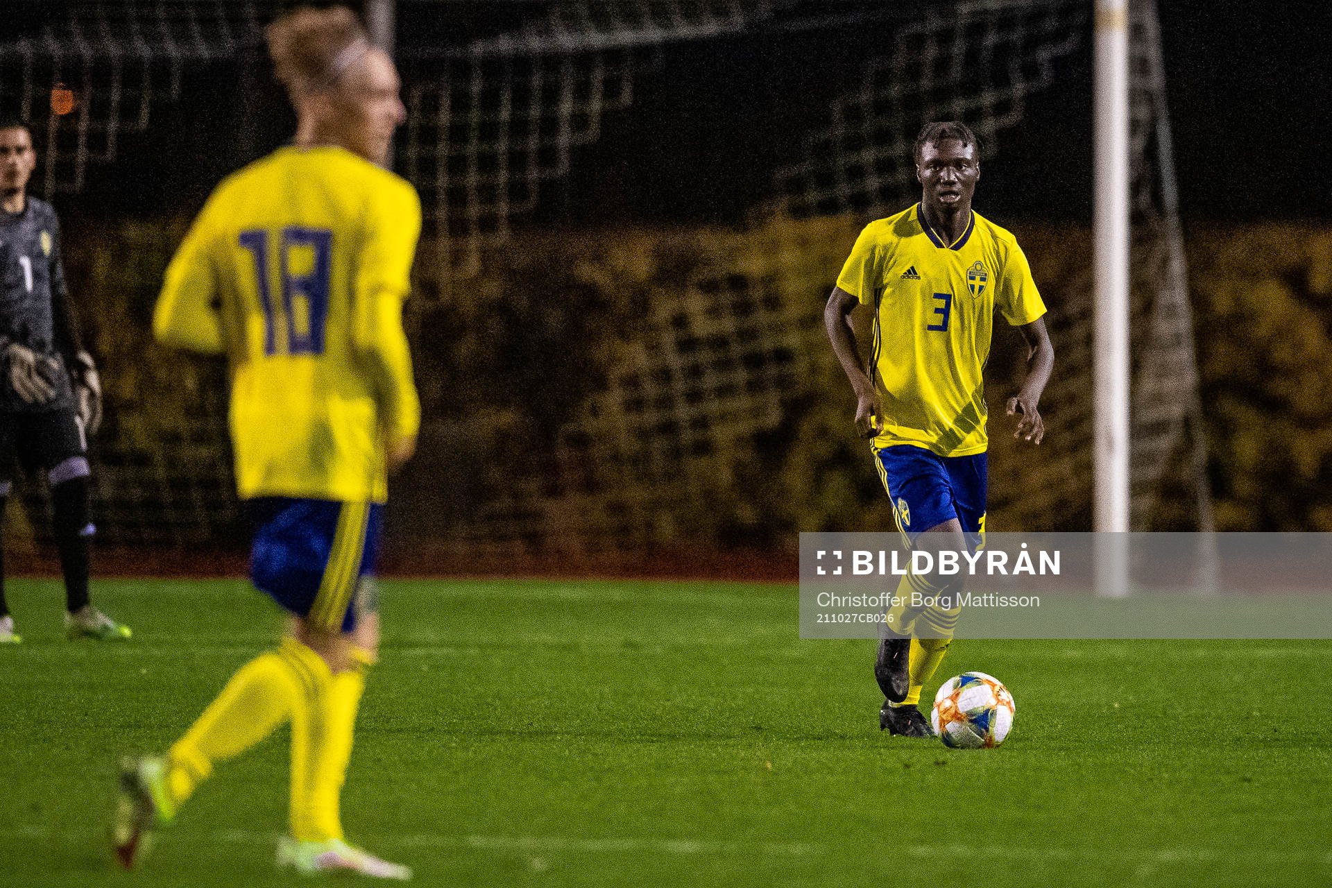 Sveriges Essayas Lwampindy Bofua under en fotbollsmatch mellan Sverige och Belgien i en 3-nationsturnering den 27 oktober 2021 i Hörby.
