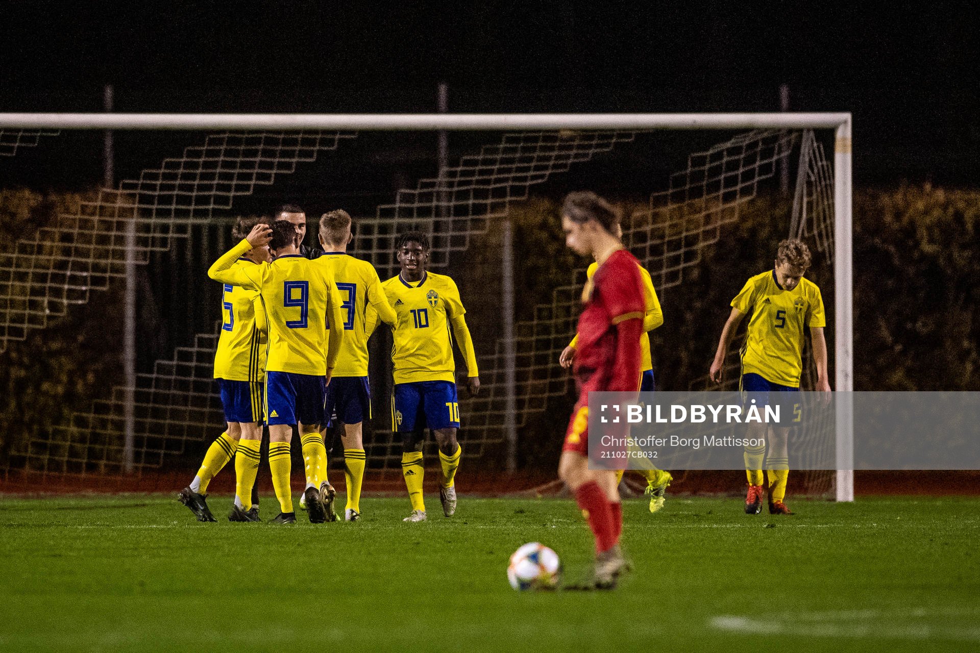 Sveriges spelare jublar efter en fotbollsmatch mellan Sverige och Belgien i en 3-nationsturnering den 27 oktober 2021 i Hörby.
