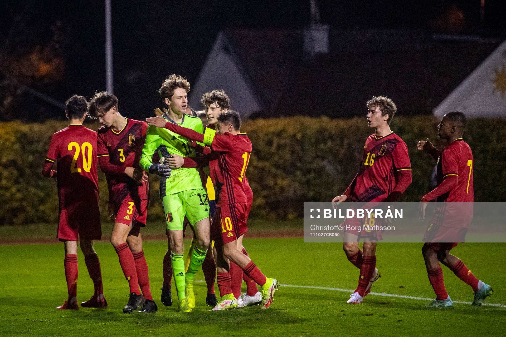 Belgiens målvakt Jannes Van Hof jublar efter en straffräddning under en fotbollsmatch mellan Sverige och Belgien i en 3-nationsturnering den 27 oktober 2021 i Hörby.