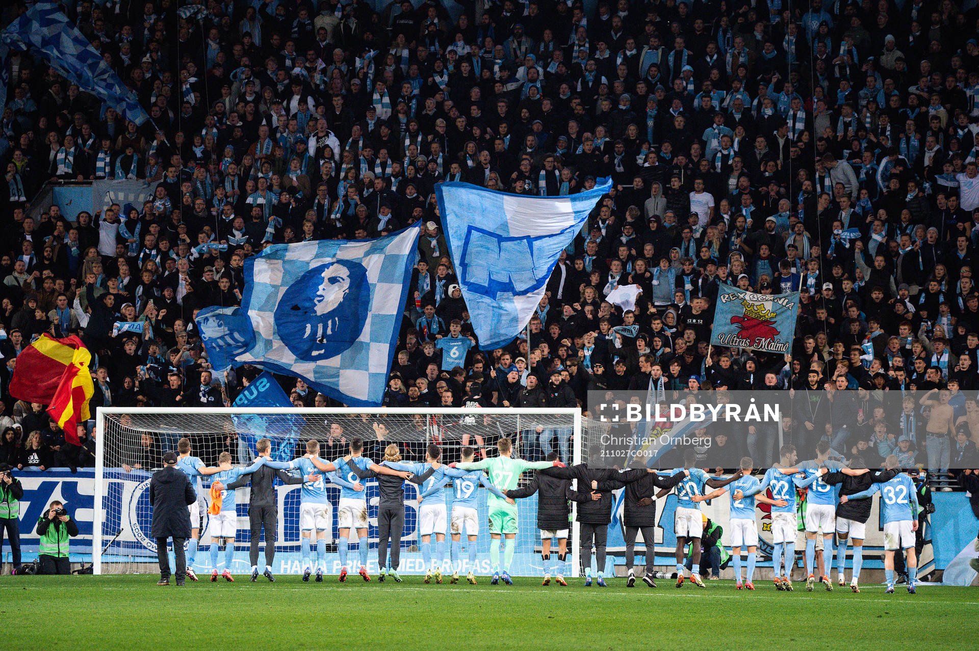 Malmö FFs spelare jublar med publiken