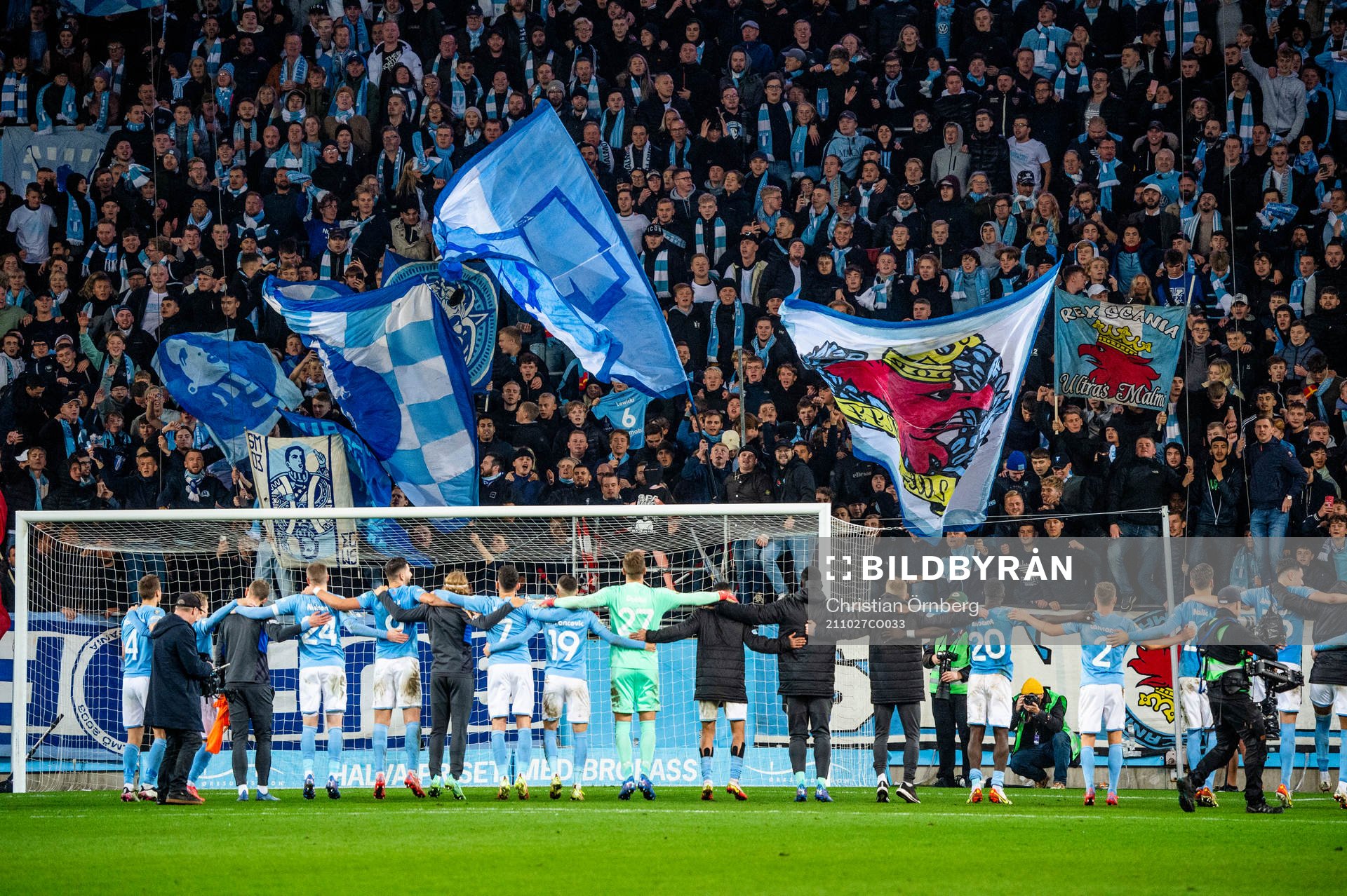 Malmö FFs spelare jublar med publiken