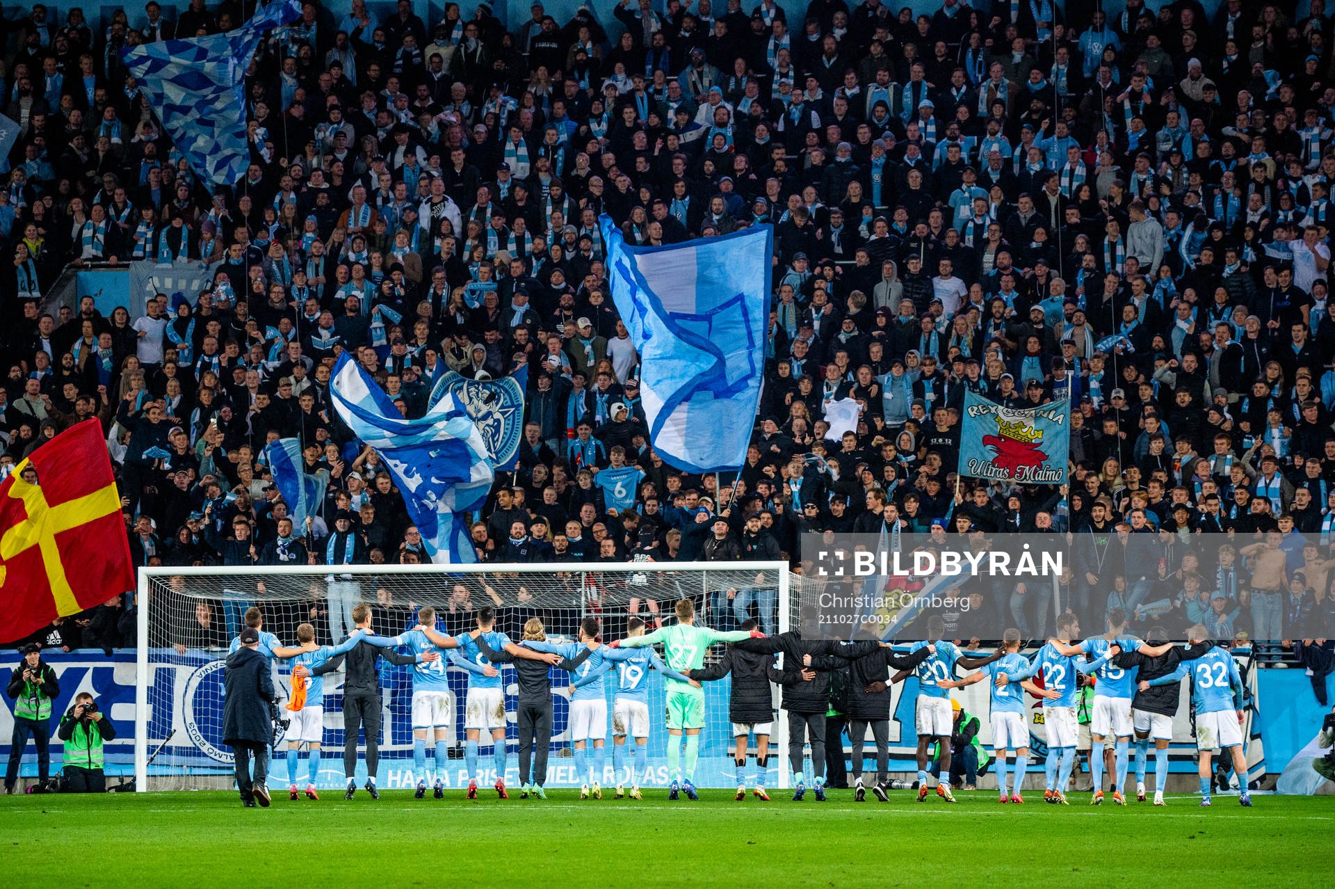 Malmö FFs spelare jublar med publiken