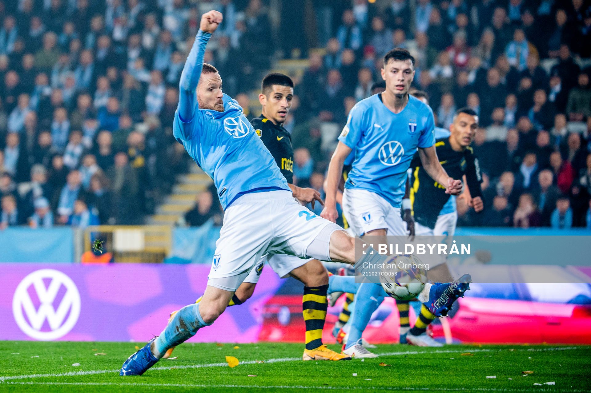 Malmö FFs Lasse Nielsen sparkar undan bollen
