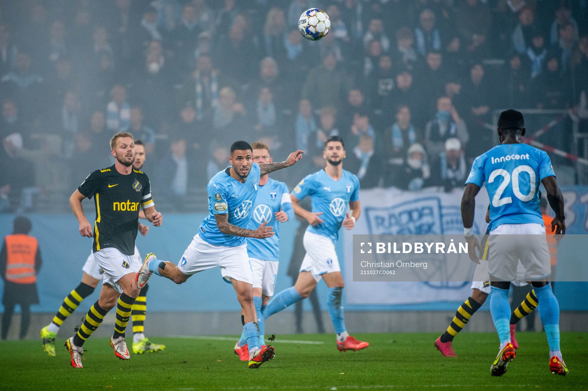 Malmö FFs Sergio Pena nickar till Bonke Innocent