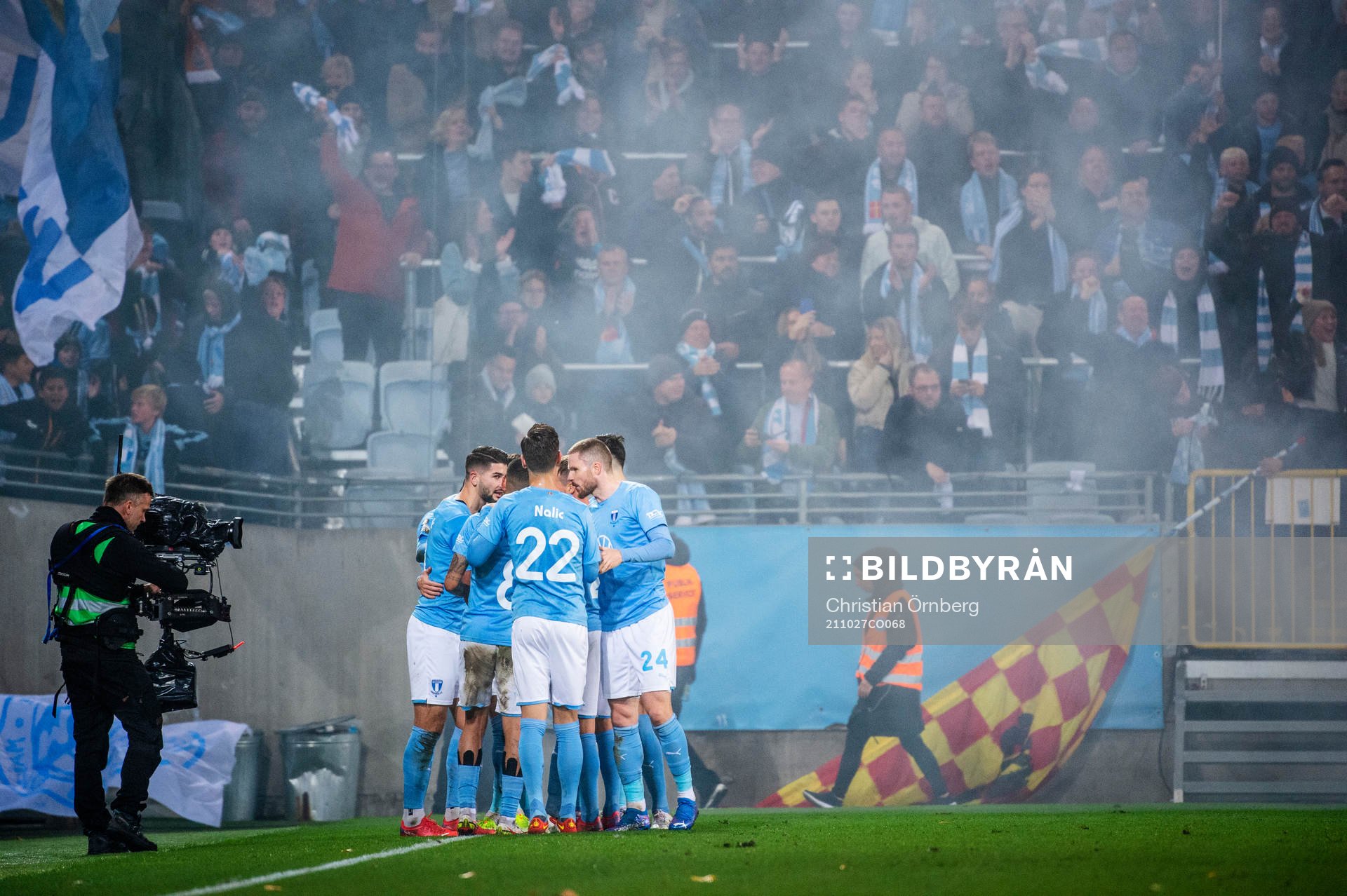 Malmö FFs Veljko Birmancevic jublar efter 1-0 tillsammans med lagkamraterna under fotbollsmatchen i Allsvenskan mellan Malmö FF och AIK den 27 oktober 2021 i Malmö.