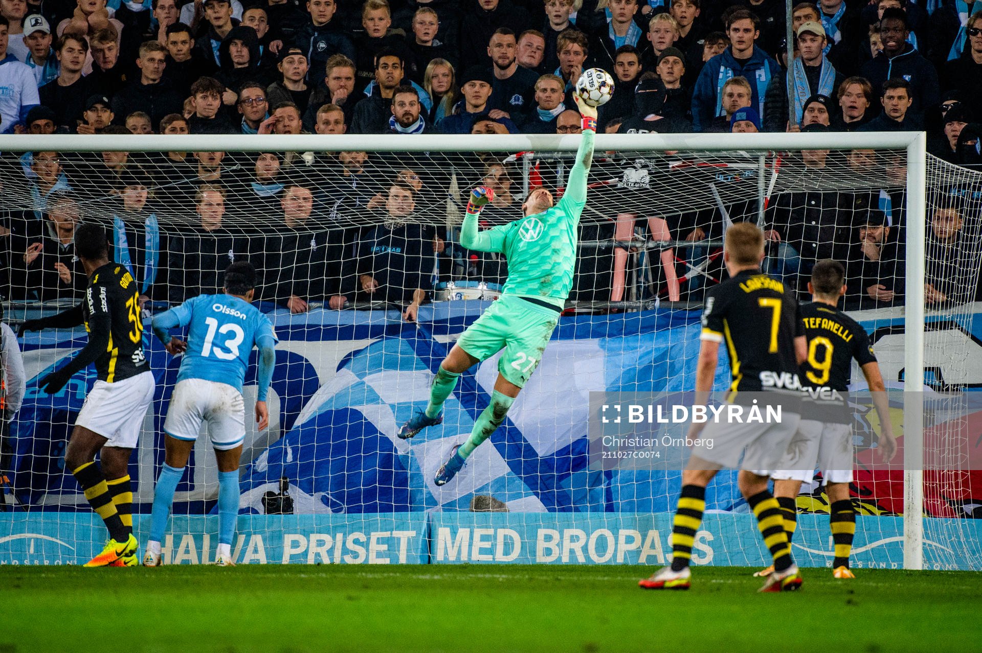 Malmö FFs målvakt Johan Dahlin räddar