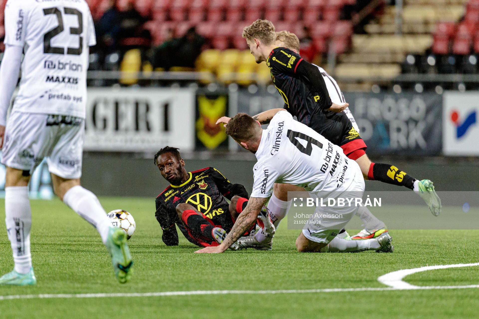 Östersunds Blair Turgott och Häckens Joona Toivio