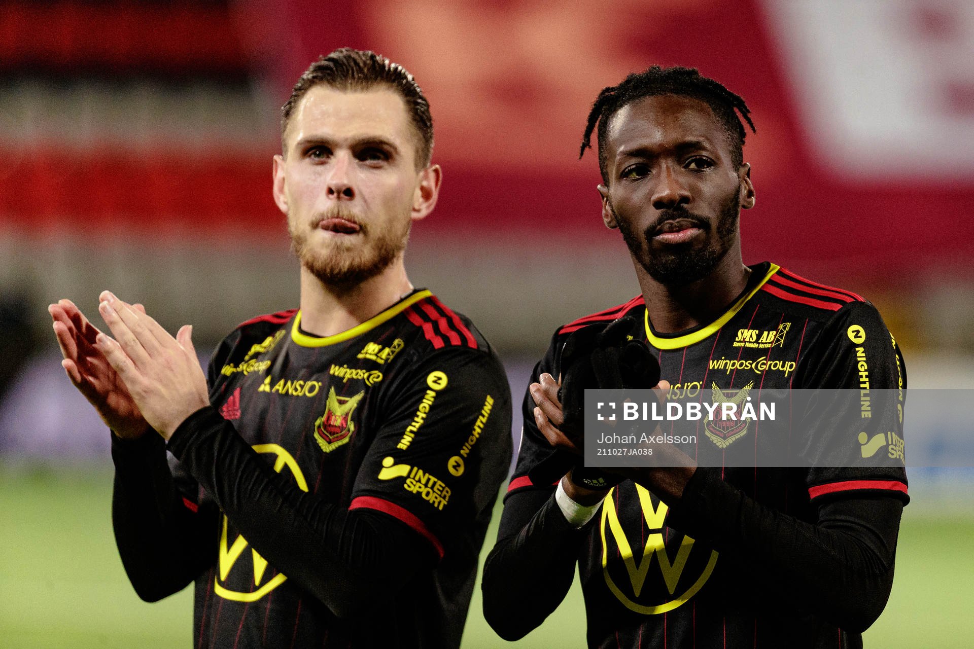 Östersunds Charlie Colkett och Blair Turgott tackar